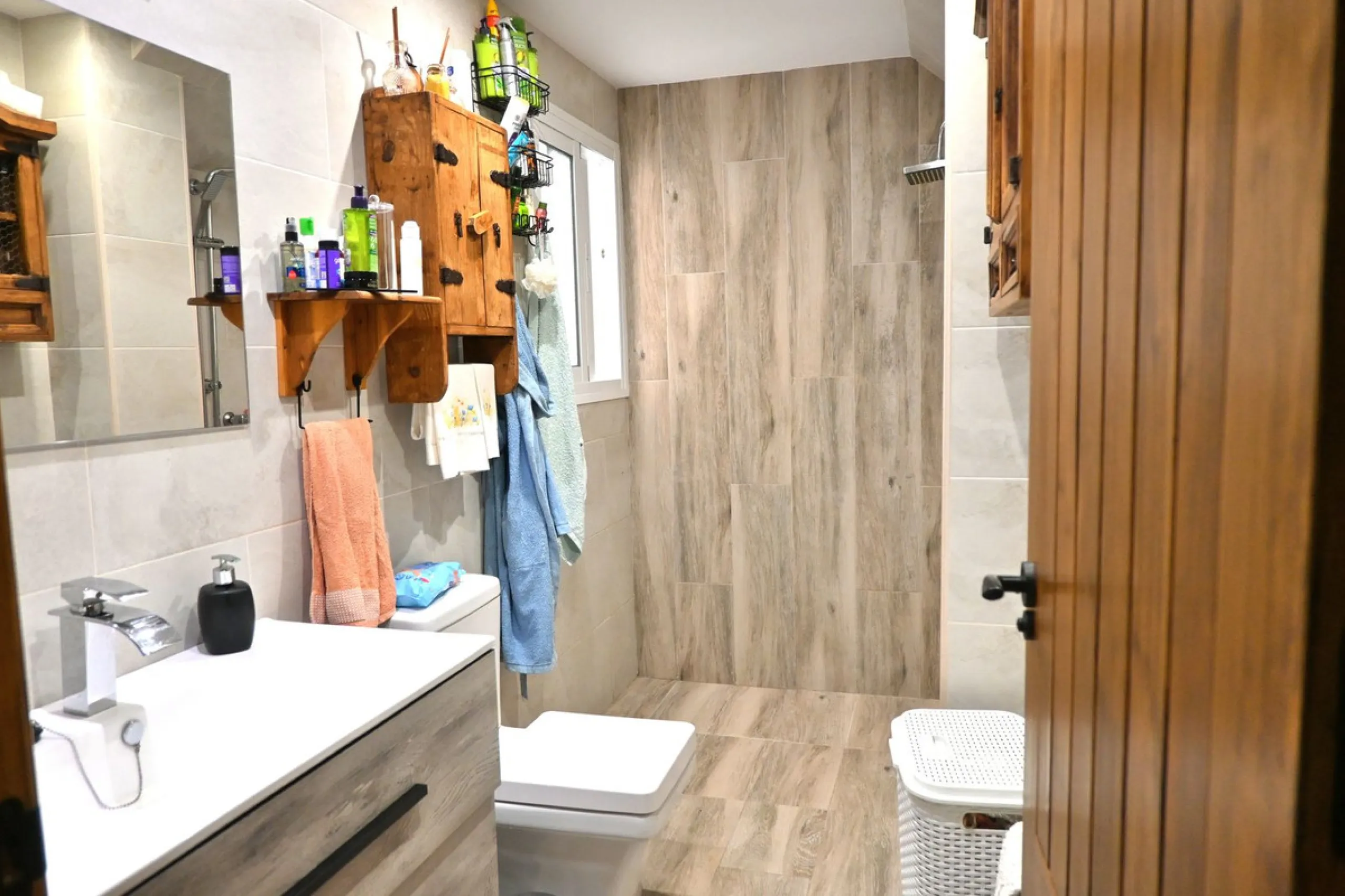 This fantastic home in Mijas is perfect for those seeking comfort and tranquility while staying close to all essential services. It is a recently renovated ground-floor property, ready to move into, with modern, high-quality finishes.