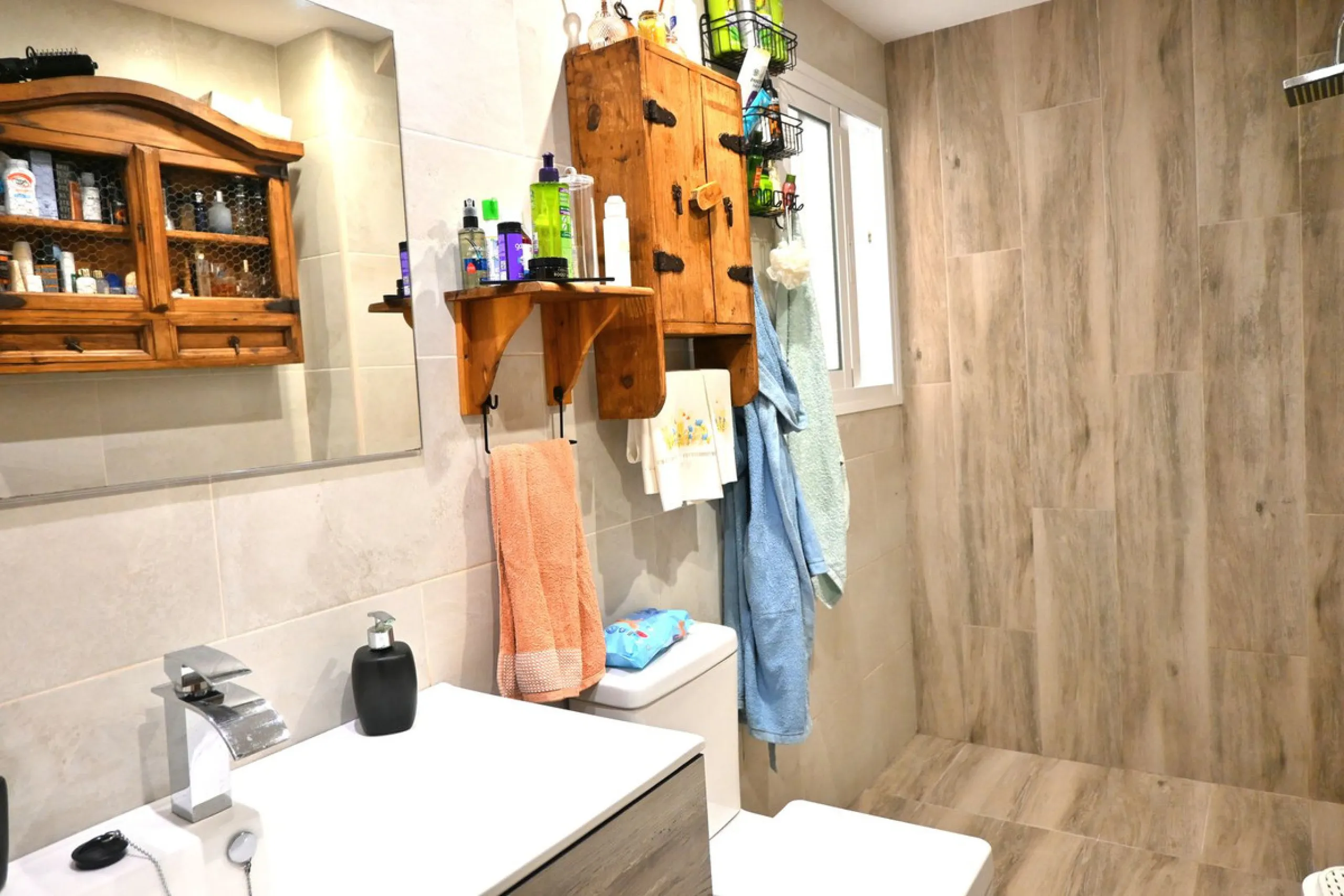 This fantastic home in Mijas is perfect for those seeking comfort and tranquility while staying close to all essential services. It is a recently renovated ground-floor property, ready to move into, with modern, high-quality finishes.