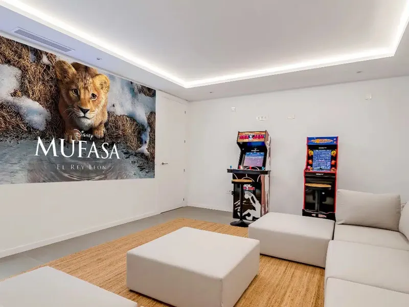This is a brand new, Scandinavian-inspired home set front line to El Campanario Golf. Just minutes from Puerto Banús, the beach, and top golf courses, this modern villa offers five spacious bedrooms, four en suite bathrooms, and a guest toilet. The open p