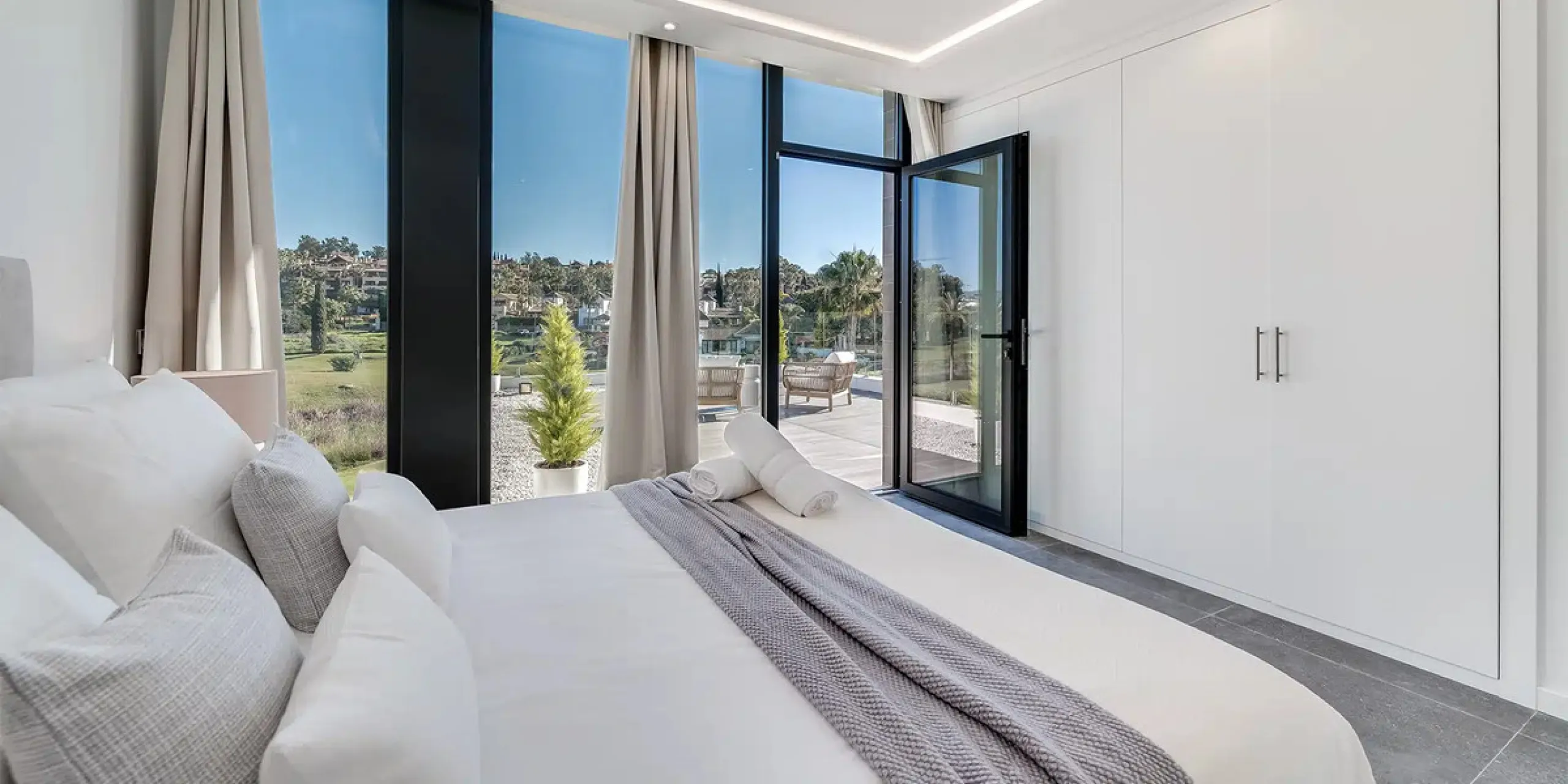 This is a brand new, Scandinavian-inspired home set front line to El Campanario Golf. Just minutes from Puerto Banús, the beach, and top golf courses, this modern villa offers five spacious bedrooms, four en suite bathrooms, and a guest toilet. The open p