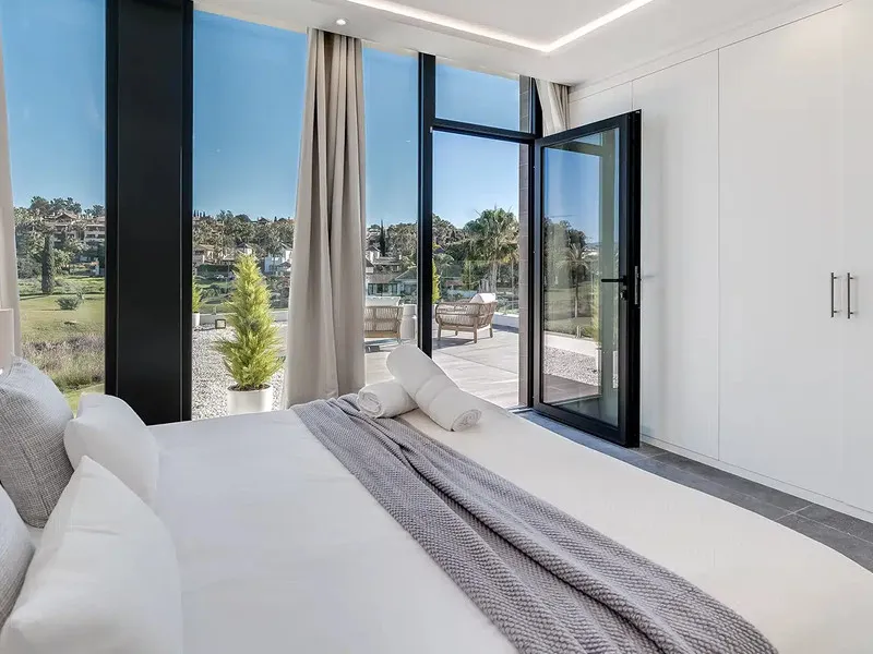 This is a brand new, Scandinavian-inspired home set front line to El Campanario Golf. Just minutes from Puerto Banús, the beach, and top golf courses, this modern villa offers five spacious bedrooms, four en suite bathrooms, and a guest toilet. The open p