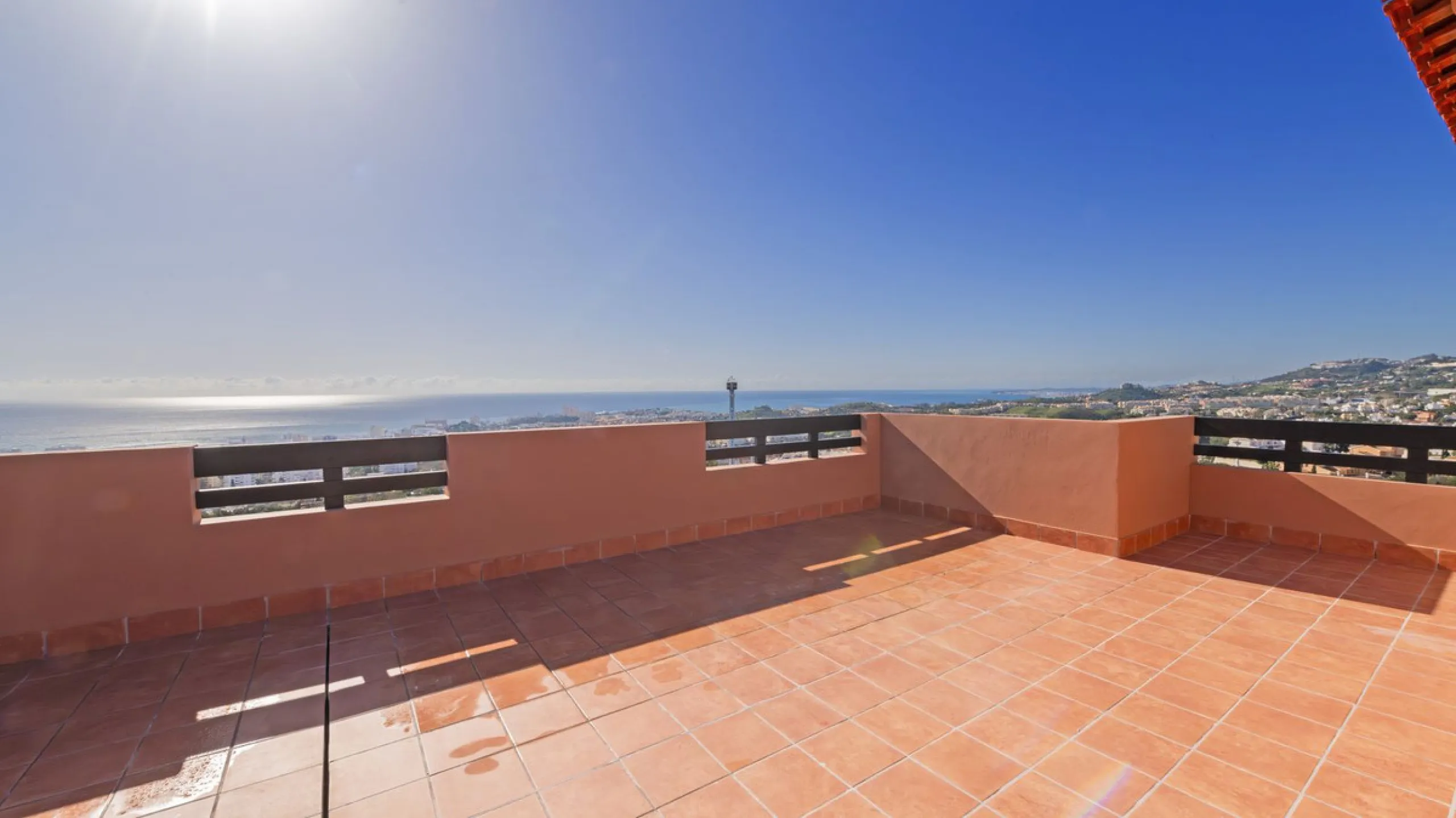 Opportunity to live in a very spacious PENTHOUSE with solarium of 77m2 where you can enjoy the sun all day.