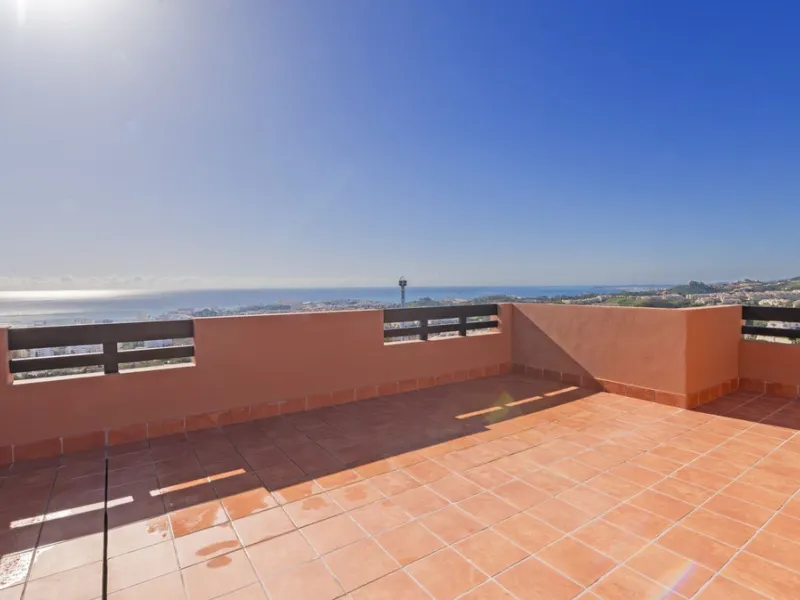 Opportunity to live in a very spacious PENTHOUSE with solarium of 77m2 where you can enjoy the sun all day.