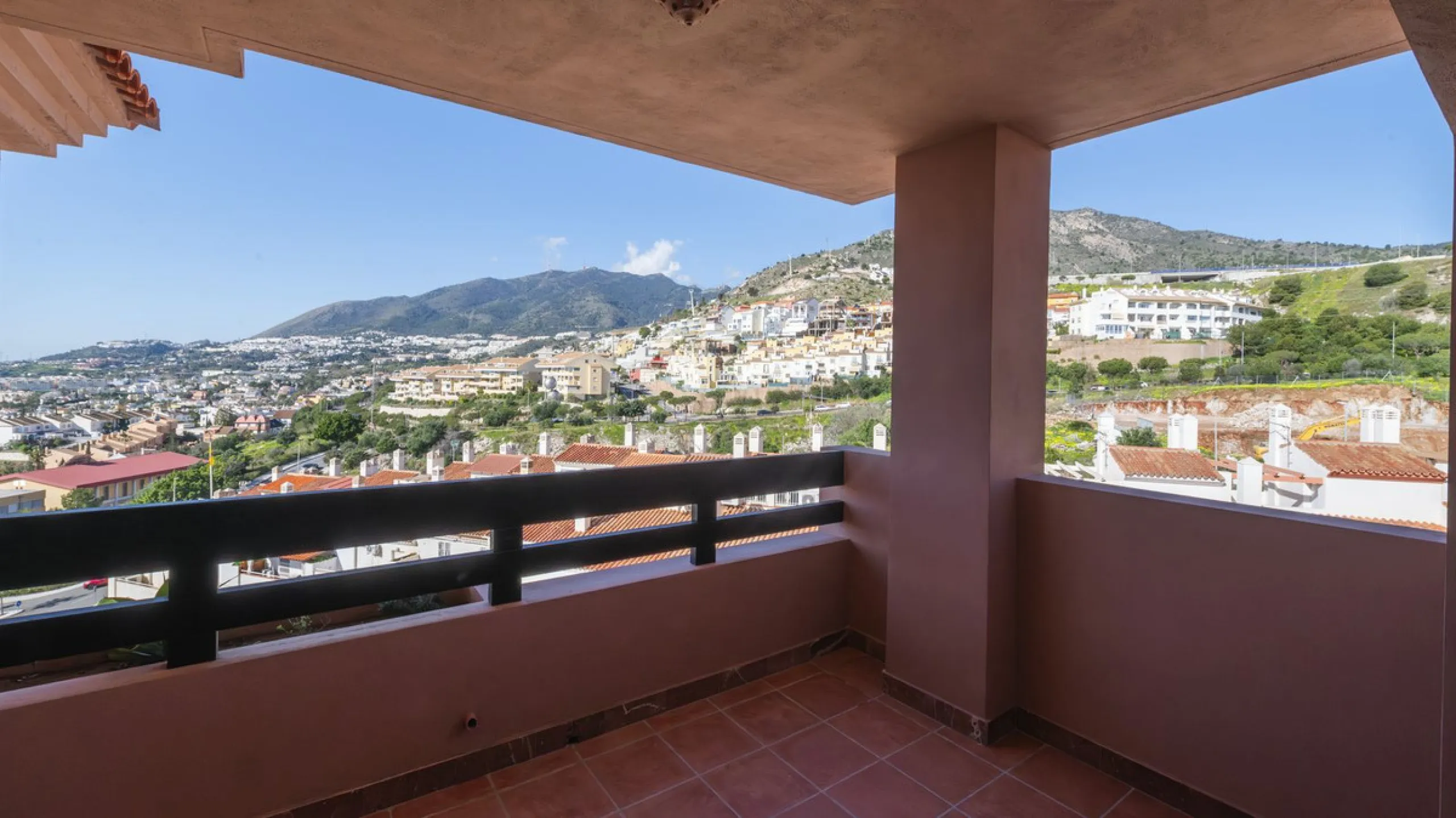Opportunity to live in a very spacious PENTHOUSE with solarium of 77m2 where you can enjoy the sun all day.