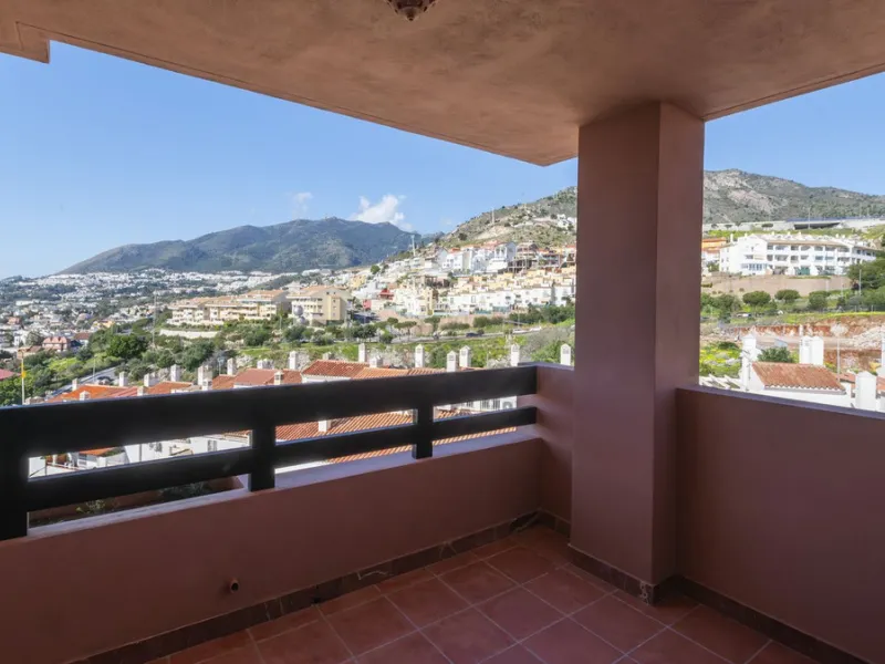 Opportunity to live in a very spacious PENTHOUSE with solarium of 77m2 where you can enjoy the sun all day.