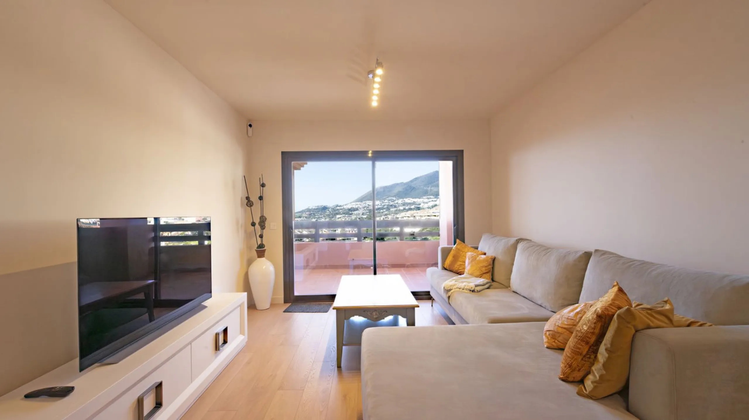 Opportunity to live in a very spacious PENTHOUSE with solarium of 77m2 where you can enjoy the sun all day.