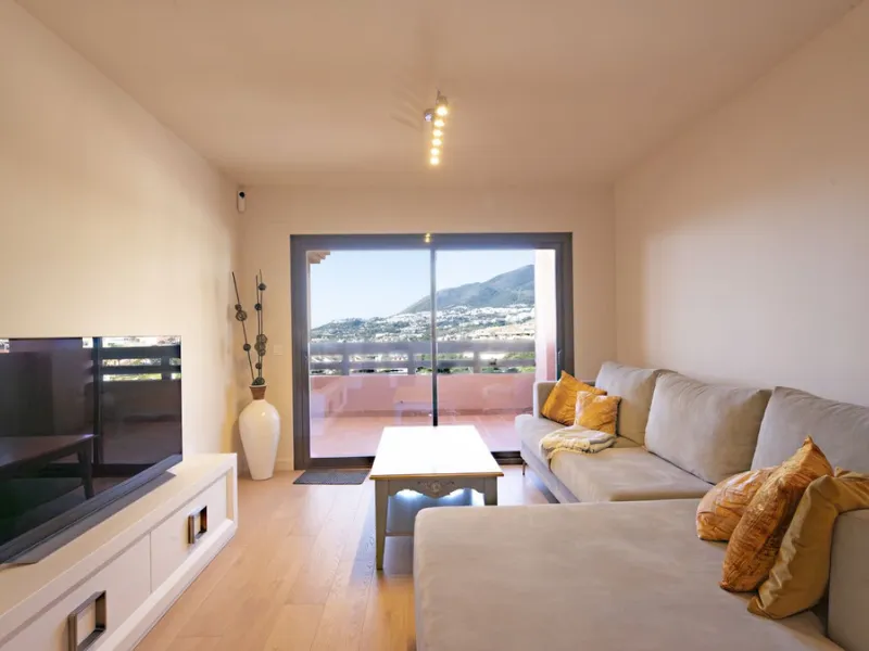 Opportunity to live in a very spacious PENTHOUSE with solarium of 77m2 where you can enjoy the sun all day.