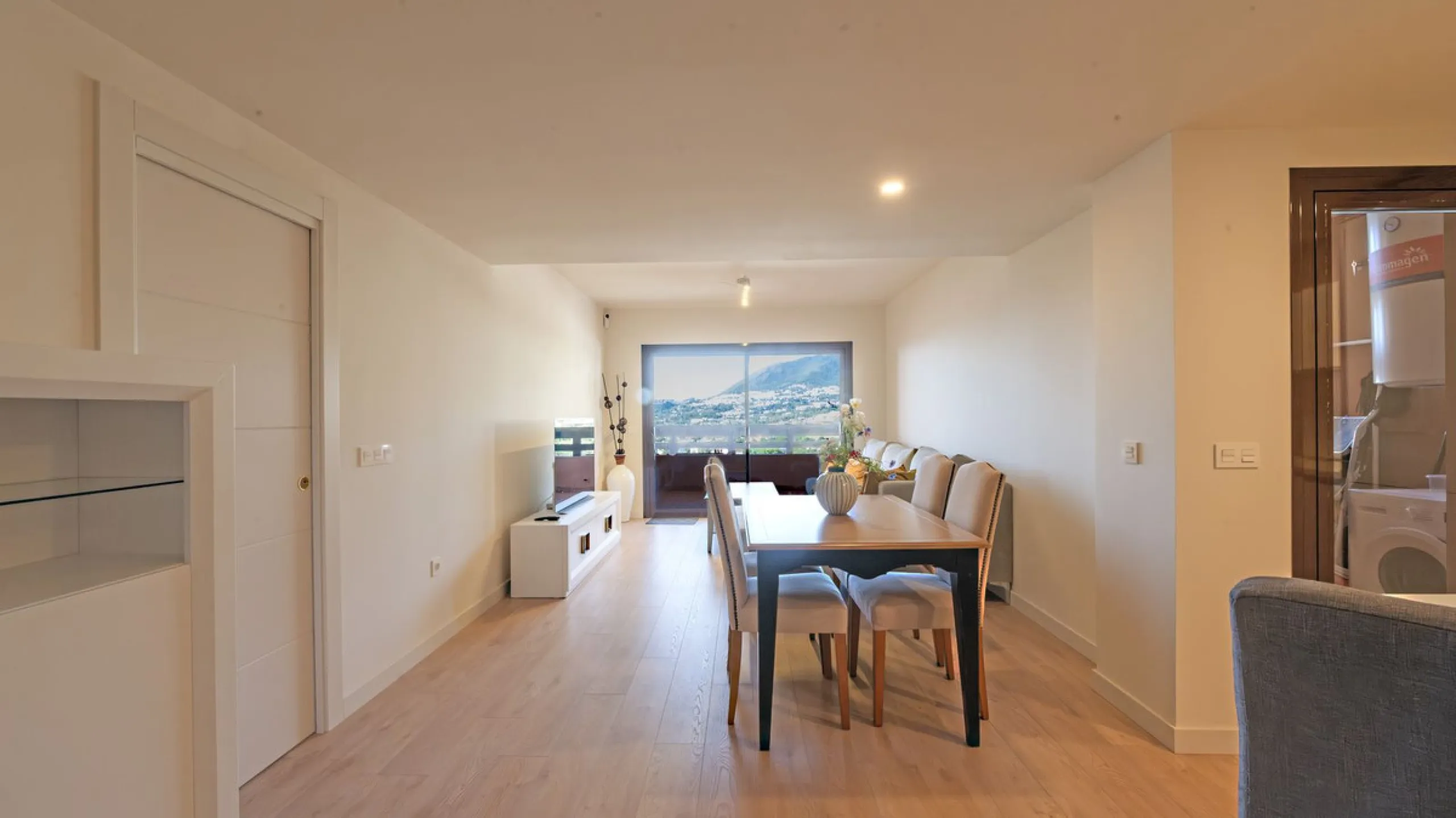 Opportunity to live in a very spacious PENTHOUSE with solarium of 77m2 where you can enjoy the sun all day.