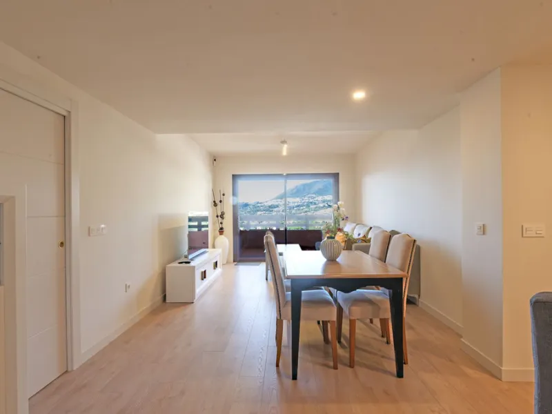 Opportunity to live in a very spacious PENTHOUSE with solarium of 77m2 where you can enjoy the sun all day.