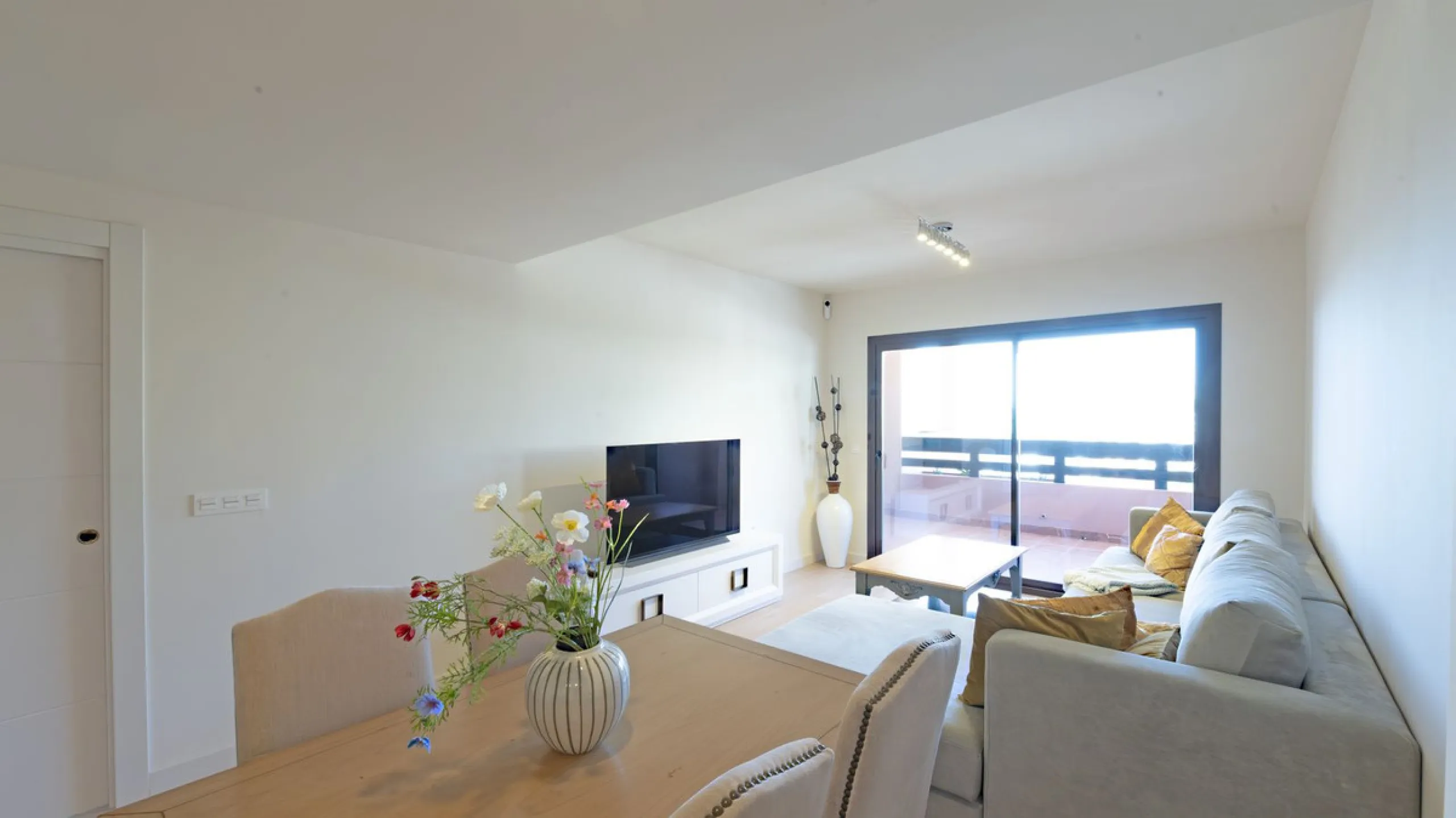 Opportunity to live in a very spacious PENTHOUSE with solarium of 77m2 where you can enjoy the sun all day.