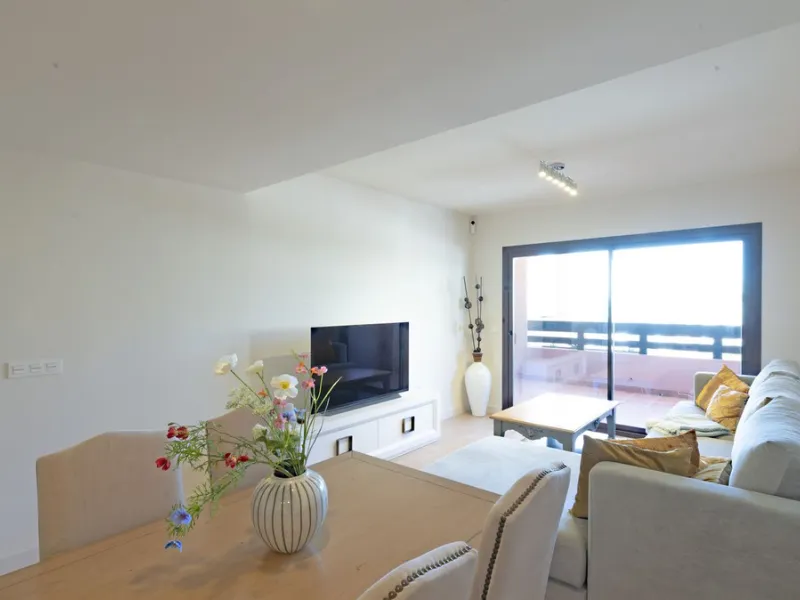 Opportunity to live in a very spacious PENTHOUSE with solarium of 77m2 where you can enjoy the sun all day.