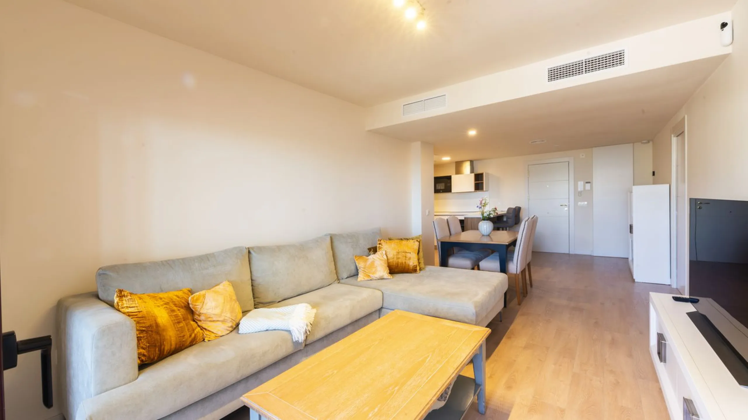 Opportunity to live in a very spacious PENTHOUSE with solarium of 77m2 where you can enjoy the sun all day.