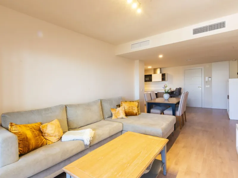 Opportunity to live in a very spacious PENTHOUSE with solarium of 77m2 where you can enjoy the sun all day.