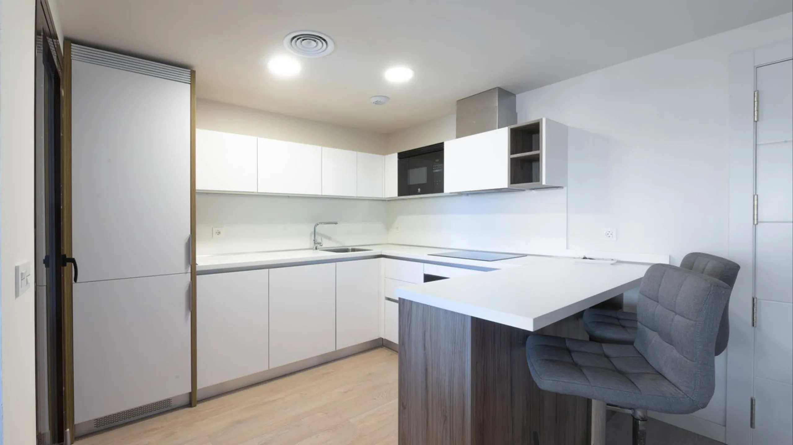 Opportunity to live in a very spacious PENTHOUSE with solarium of 77m2 where you can enjoy the sun all day.