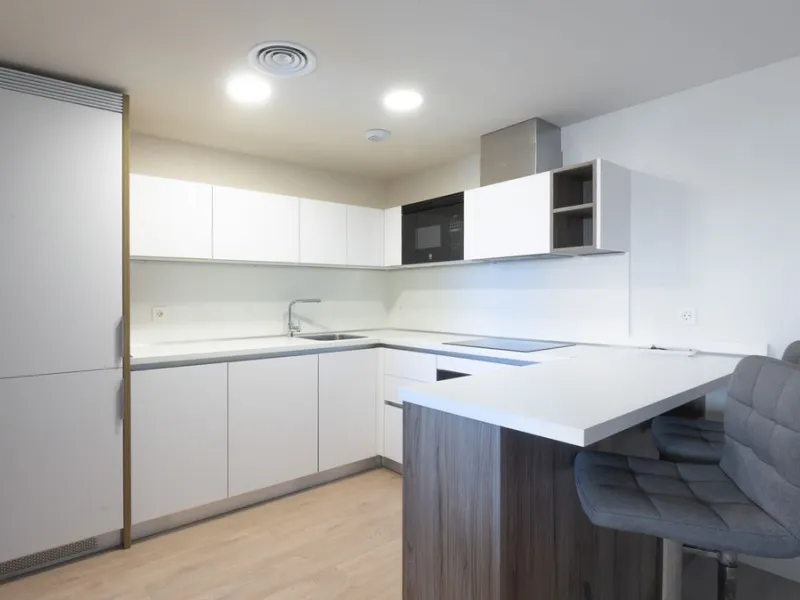 Opportunity to live in a very spacious PENTHOUSE with solarium of 77m2 where you can enjoy the sun all day.