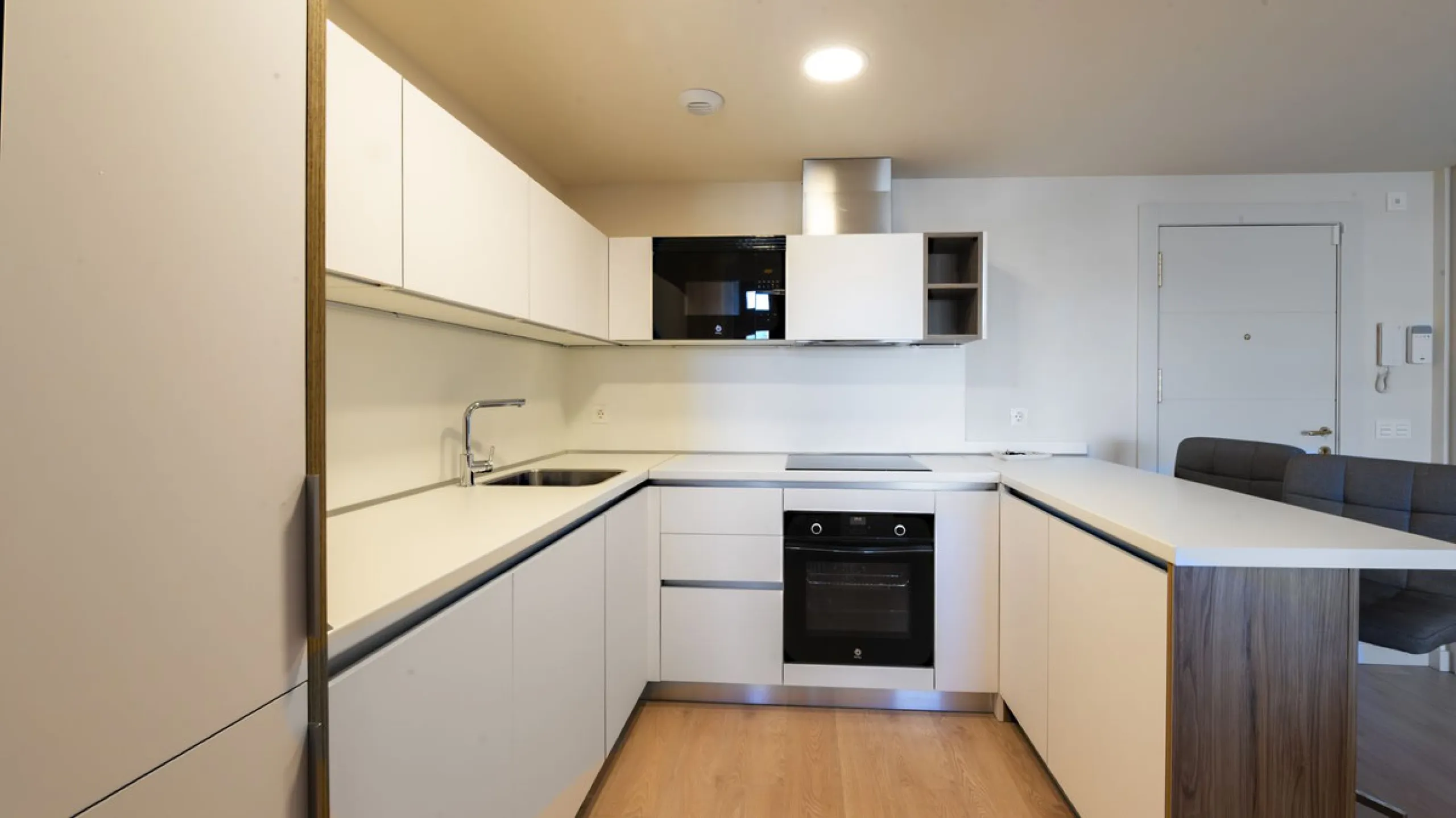 Opportunity to live in a very spacious PENTHOUSE with solarium of 77m2 where you can enjoy the sun all day.
