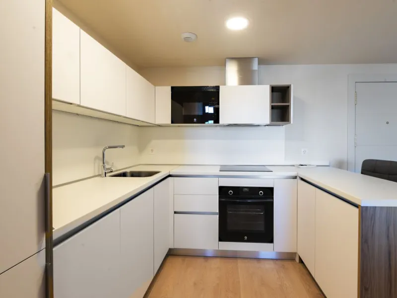 Opportunity to live in a very spacious PENTHOUSE with solarium of 77m2 where you can enjoy the sun all day.