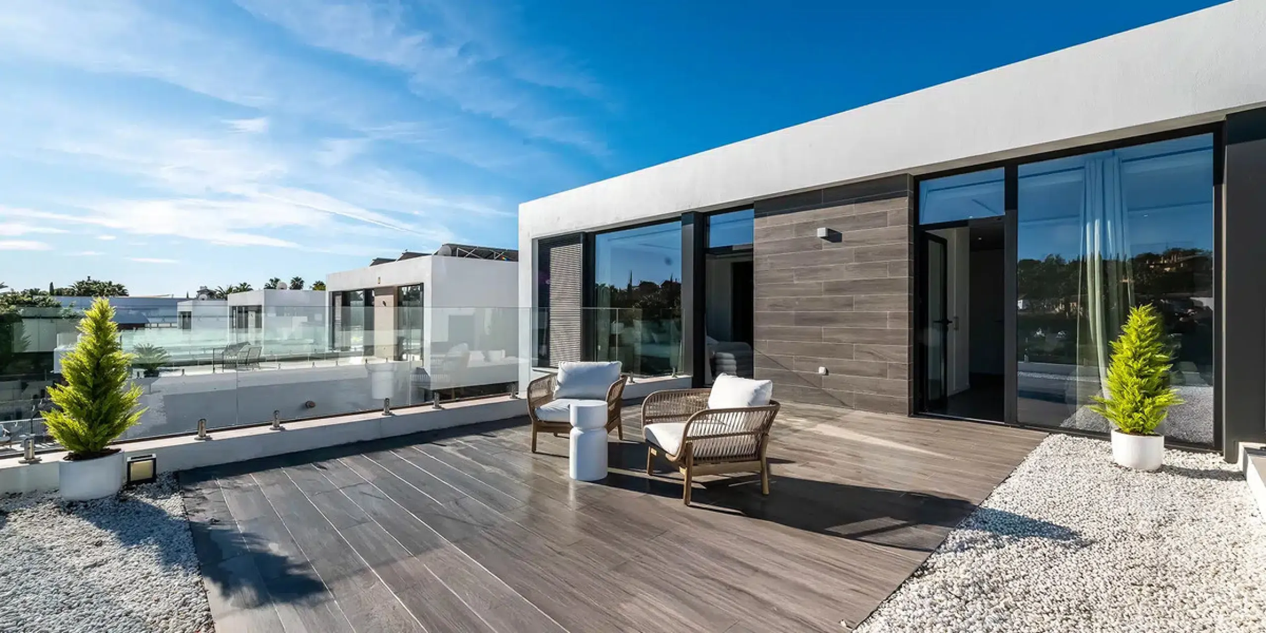 This is a brand new, Scandinavian-inspired home set front line to El Campanario Golf. Just minutes from Puerto Banús, the beach, and top golf courses, this modern villa offers five spacious bedrooms, four en suite bathrooms, and a guest toilet. The open p