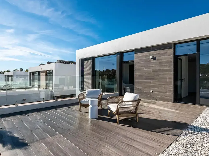 This is a brand new, Scandinavian-inspired home set front line to El Campanario Golf. Just minutes from Puerto Banús, the beach, and top golf courses, this modern villa offers five spacious bedrooms, four en suite bathrooms, and a guest toilet. The open p