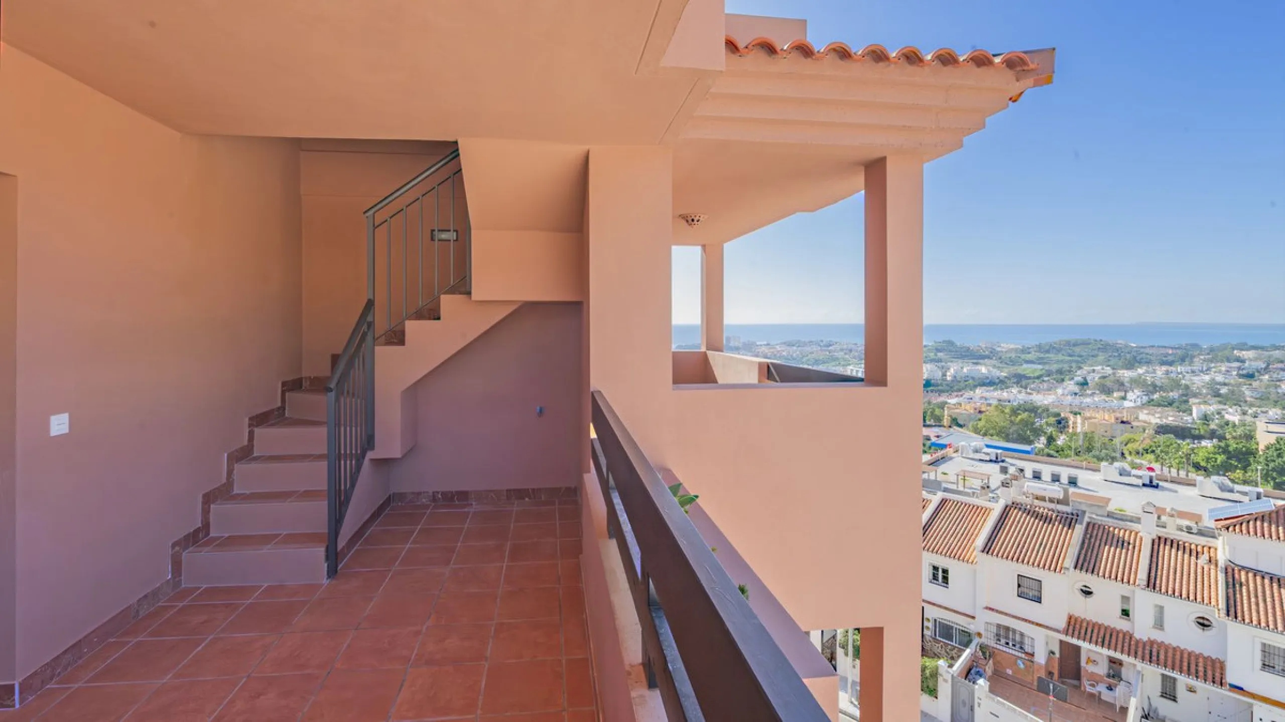 Opportunity to live in a very spacious PENTHOUSE with solarium of 77m2 where you can enjoy the sun all day.