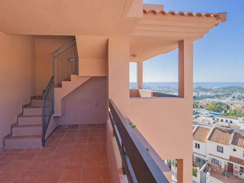 Opportunity to live in a very spacious PENTHOUSE with solarium of 77m2 where you can enjoy the sun all day.