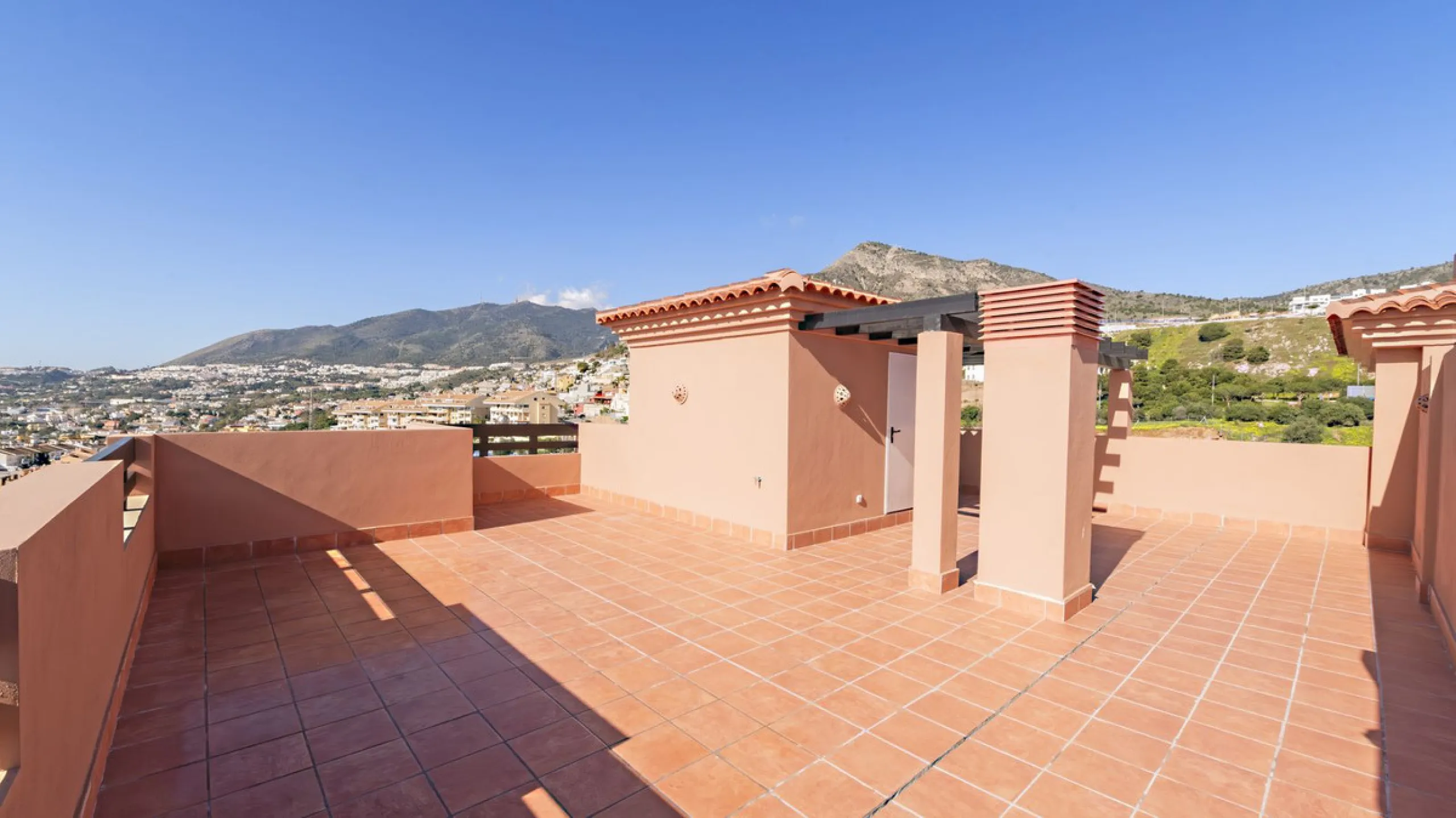Opportunity to live in a very spacious PENTHOUSE with solarium of 77m2 where you can enjoy the sun all day.