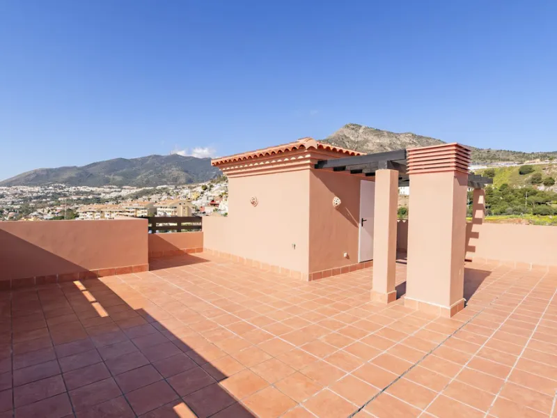 Opportunity to live in a very spacious PENTHOUSE with solarium of 77m2 where you can enjoy the sun all day.