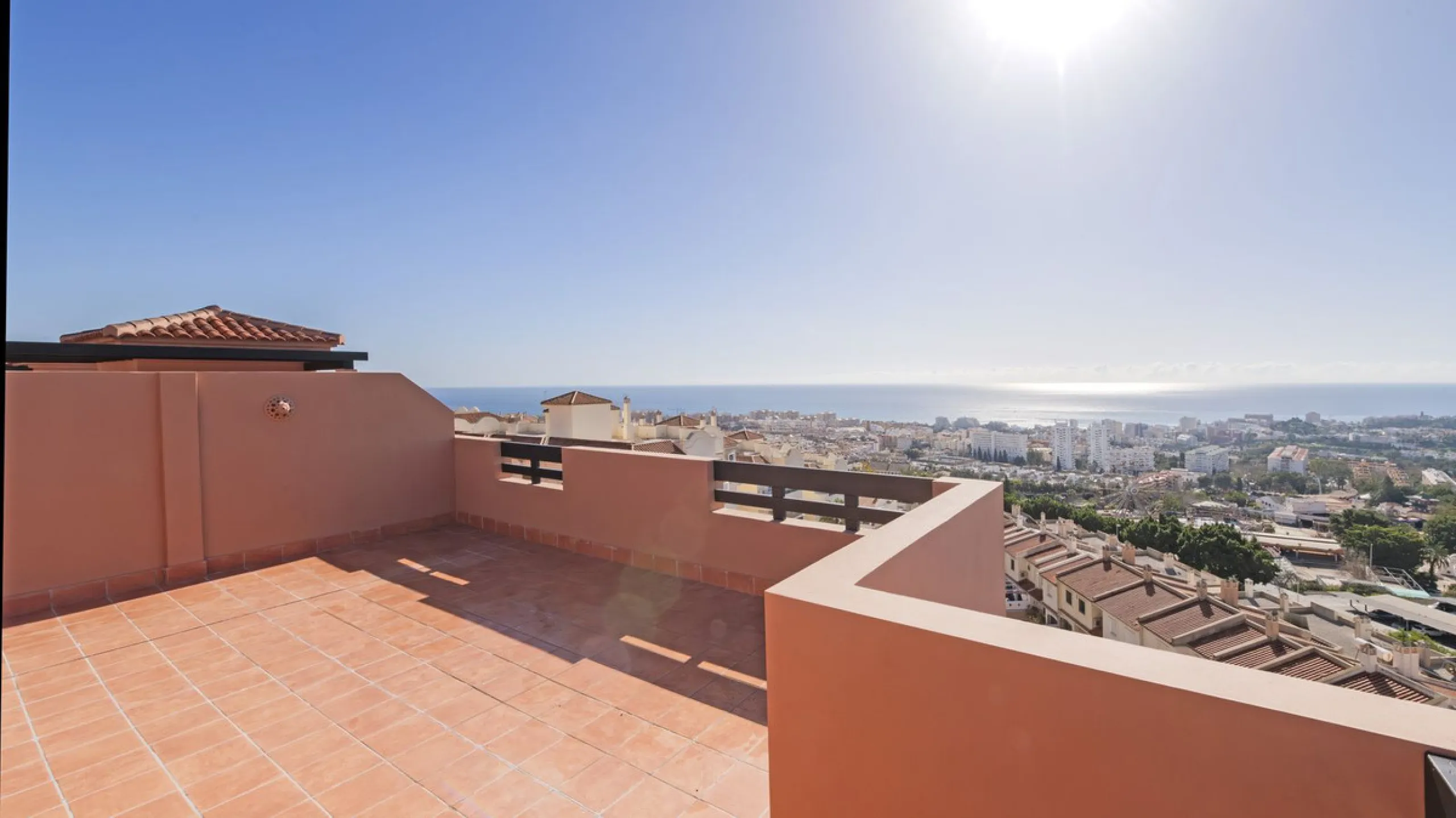Opportunity to live in a very spacious PENTHOUSE with solarium of 77m2 where you can enjoy the sun all day.
