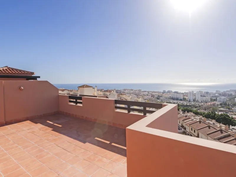 Opportunity to live in a very spacious PENTHOUSE with solarium of 77m2 where you can enjoy the sun all day.