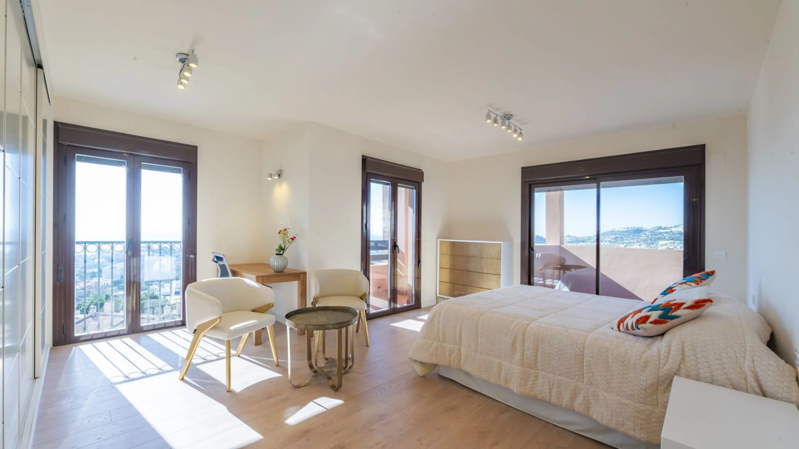 Opportunity to live in a very spacious PENTHOUSE with solarium of 77m2 where you can enjoy the sun all day.