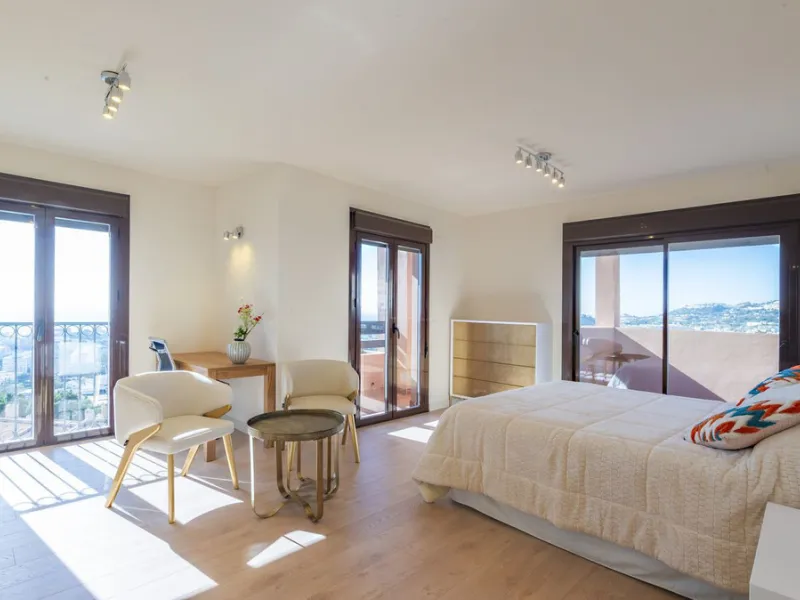 Opportunity to live in a very spacious PENTHOUSE with solarium of 77m2 where you can enjoy the sun all day.