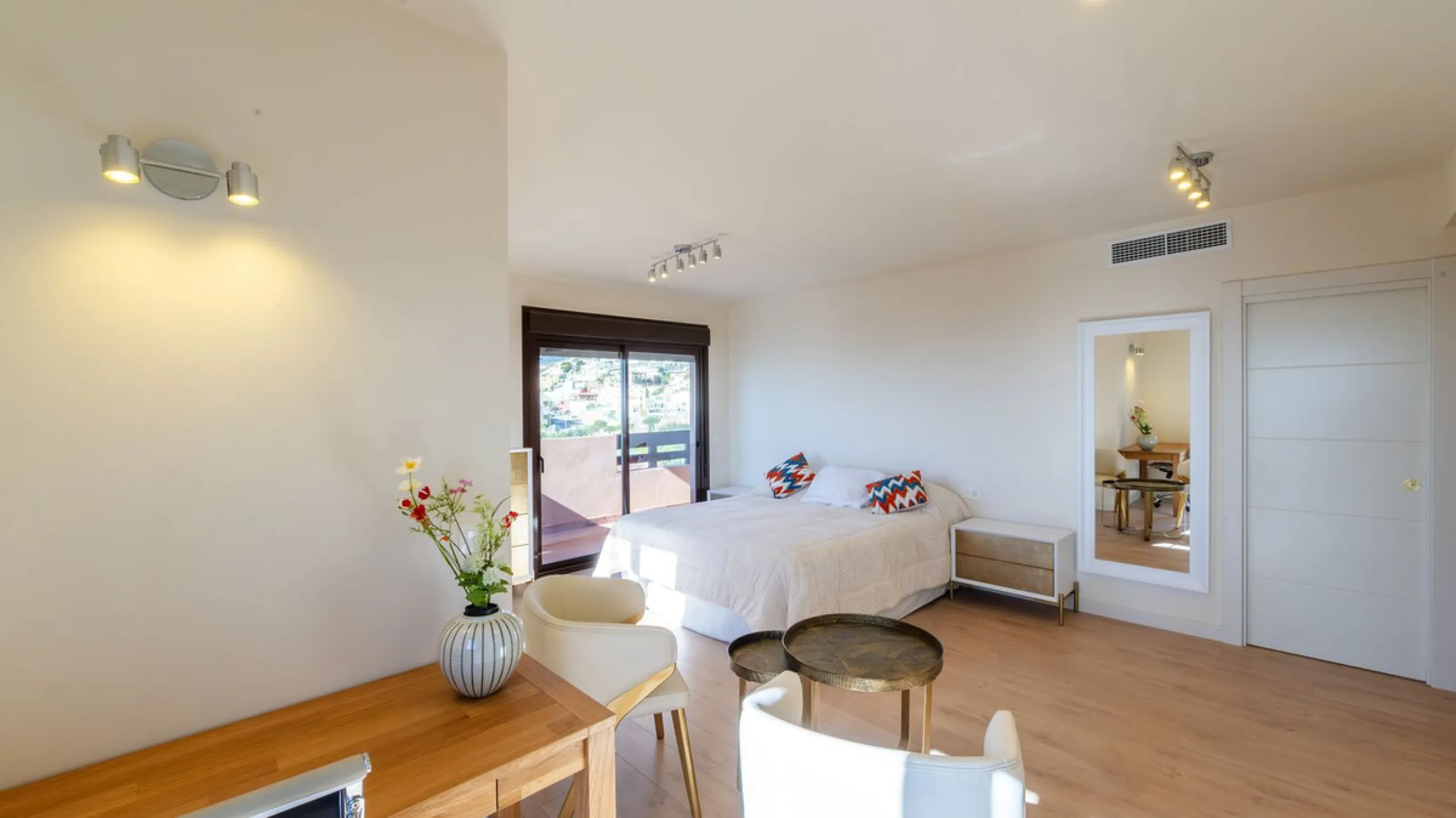 Opportunity to live in a very spacious PENTHOUSE with solarium of 77m2 where you can enjoy the sun all day.