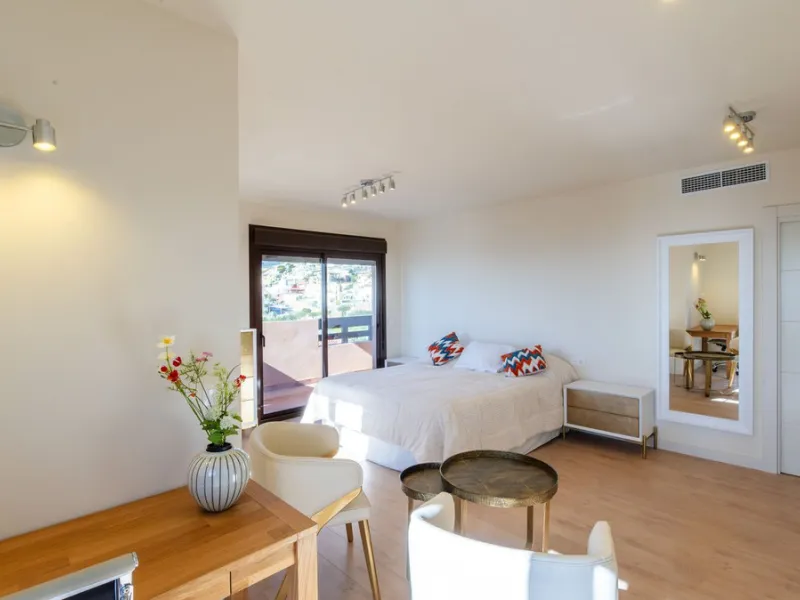 Opportunity to live in a very spacious PENTHOUSE with solarium of 77m2 where you can enjoy the sun all day.