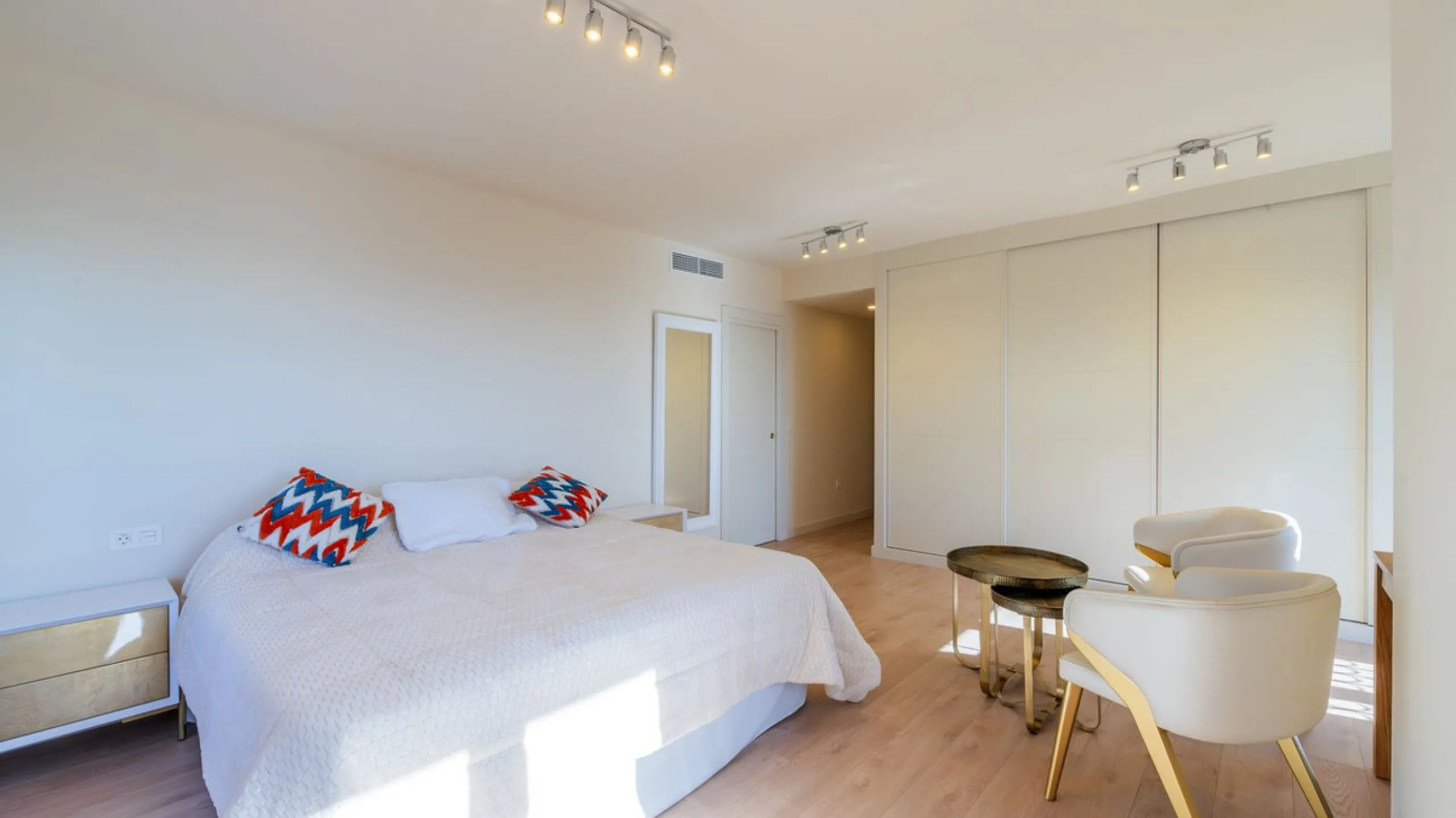 Opportunity to live in a very spacious PENTHOUSE with solarium of 77m2 where you can enjoy the sun all day.