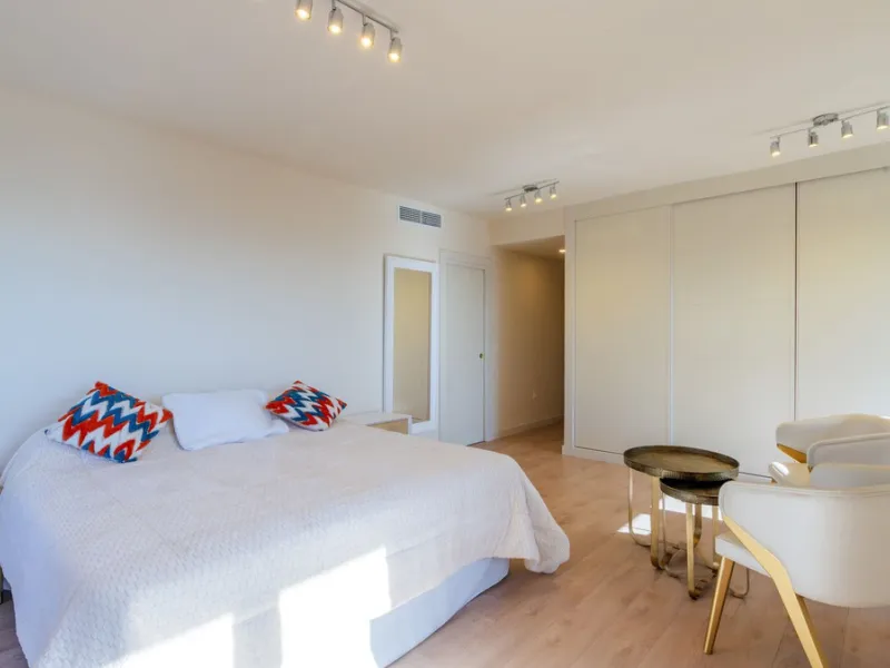 Opportunity to live in a very spacious PENTHOUSE with solarium of 77m2 where you can enjoy the sun all day.