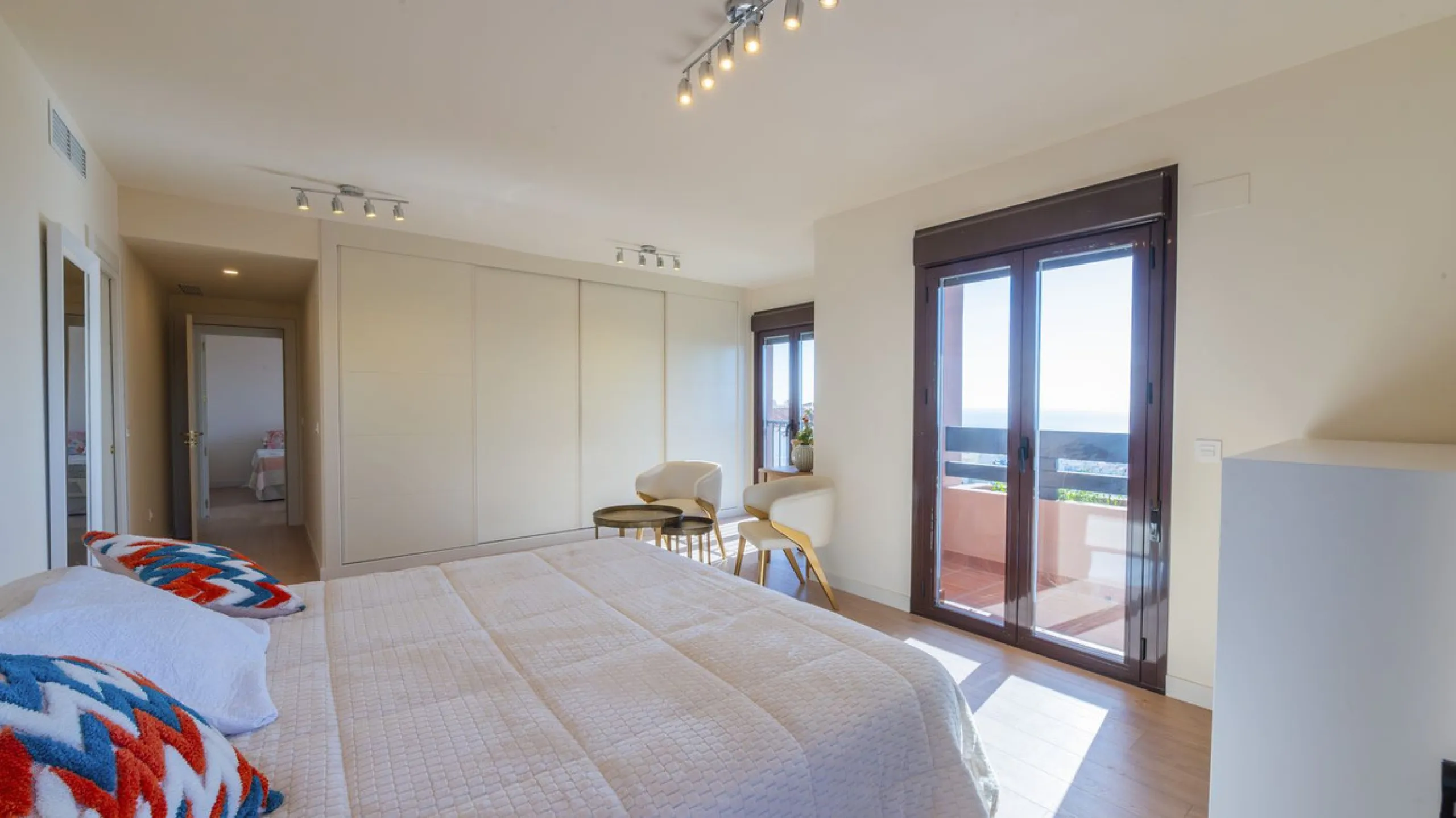 Opportunity to live in a very spacious PENTHOUSE with solarium of 77m2 where you can enjoy the sun all day.