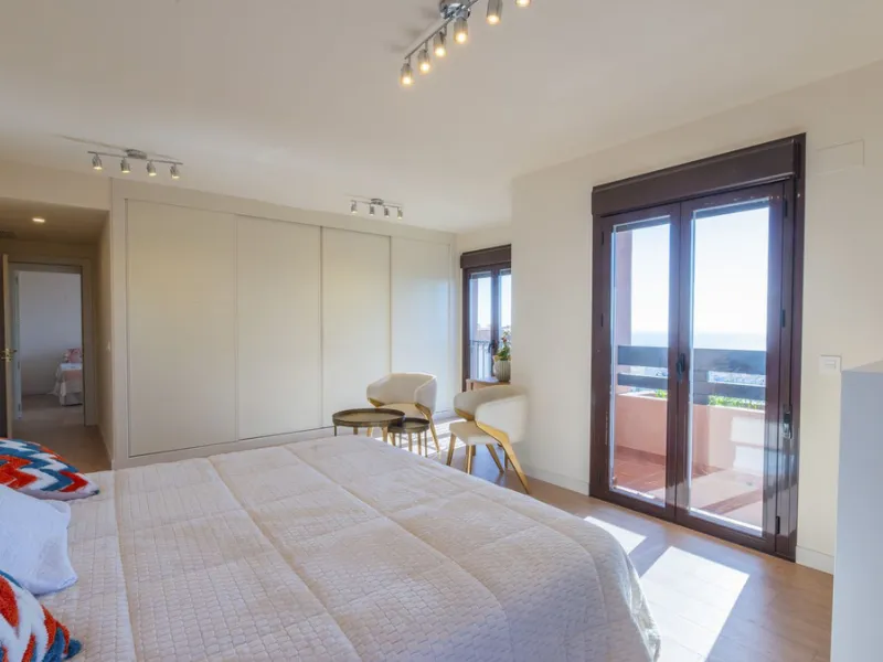 Opportunity to live in a very spacious PENTHOUSE with solarium of 77m2 where you can enjoy the sun all day.