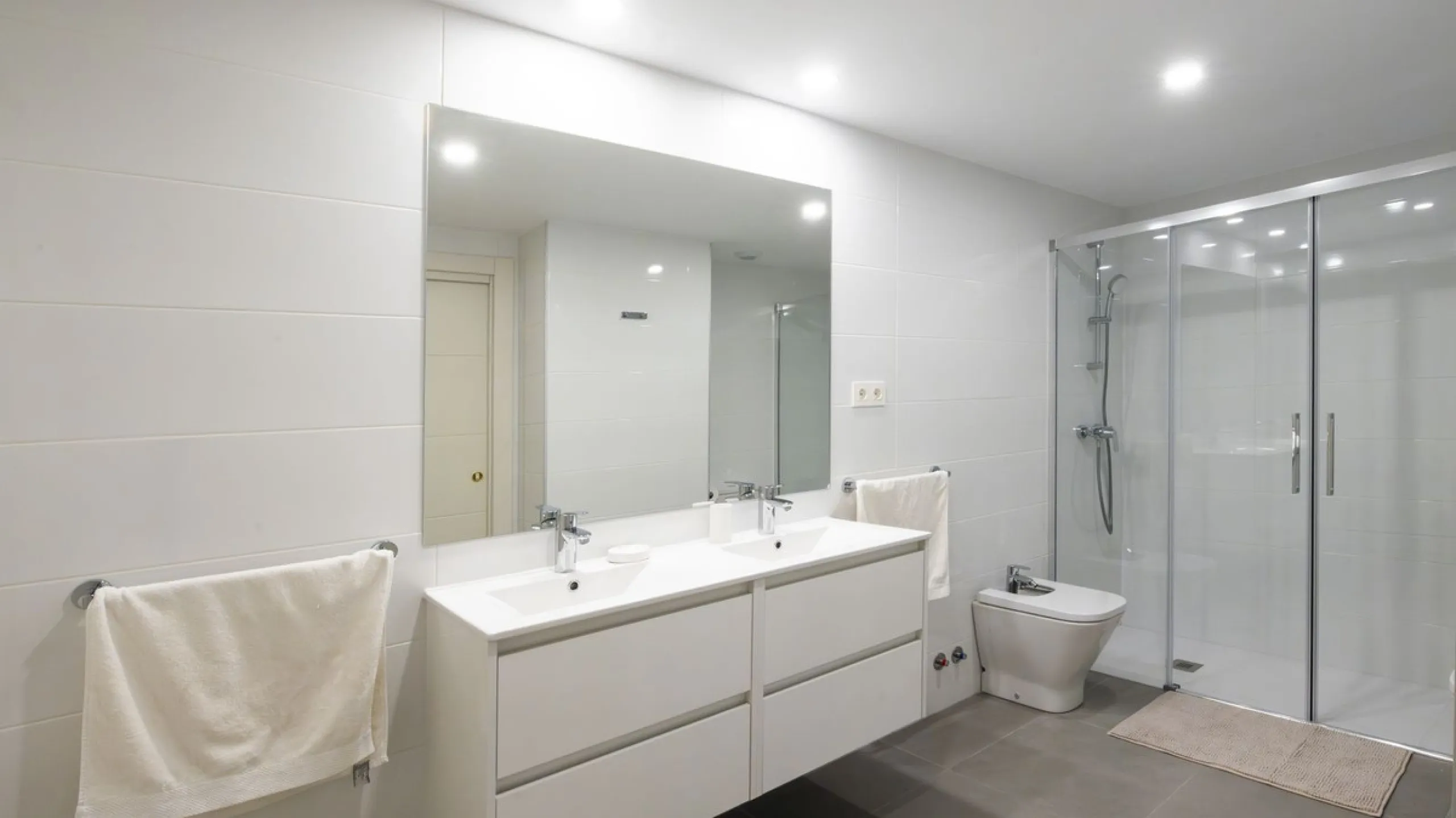 Opportunity to live in a very spacious PENTHOUSE with solarium of 77m2 where you can enjoy the sun all day.