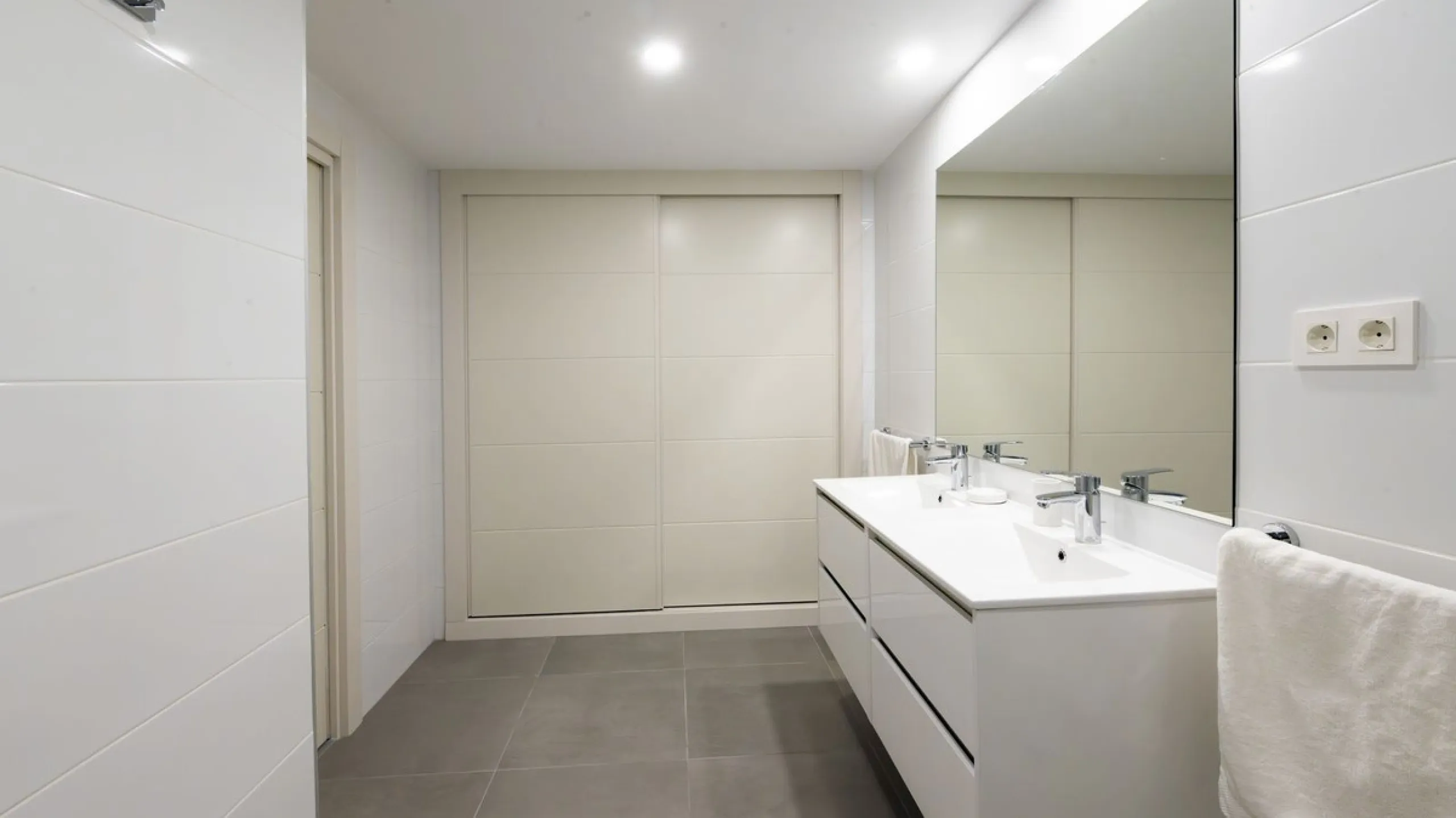 Opportunity to live in a very spacious PENTHOUSE with solarium of 77m2 where you can enjoy the sun all day.