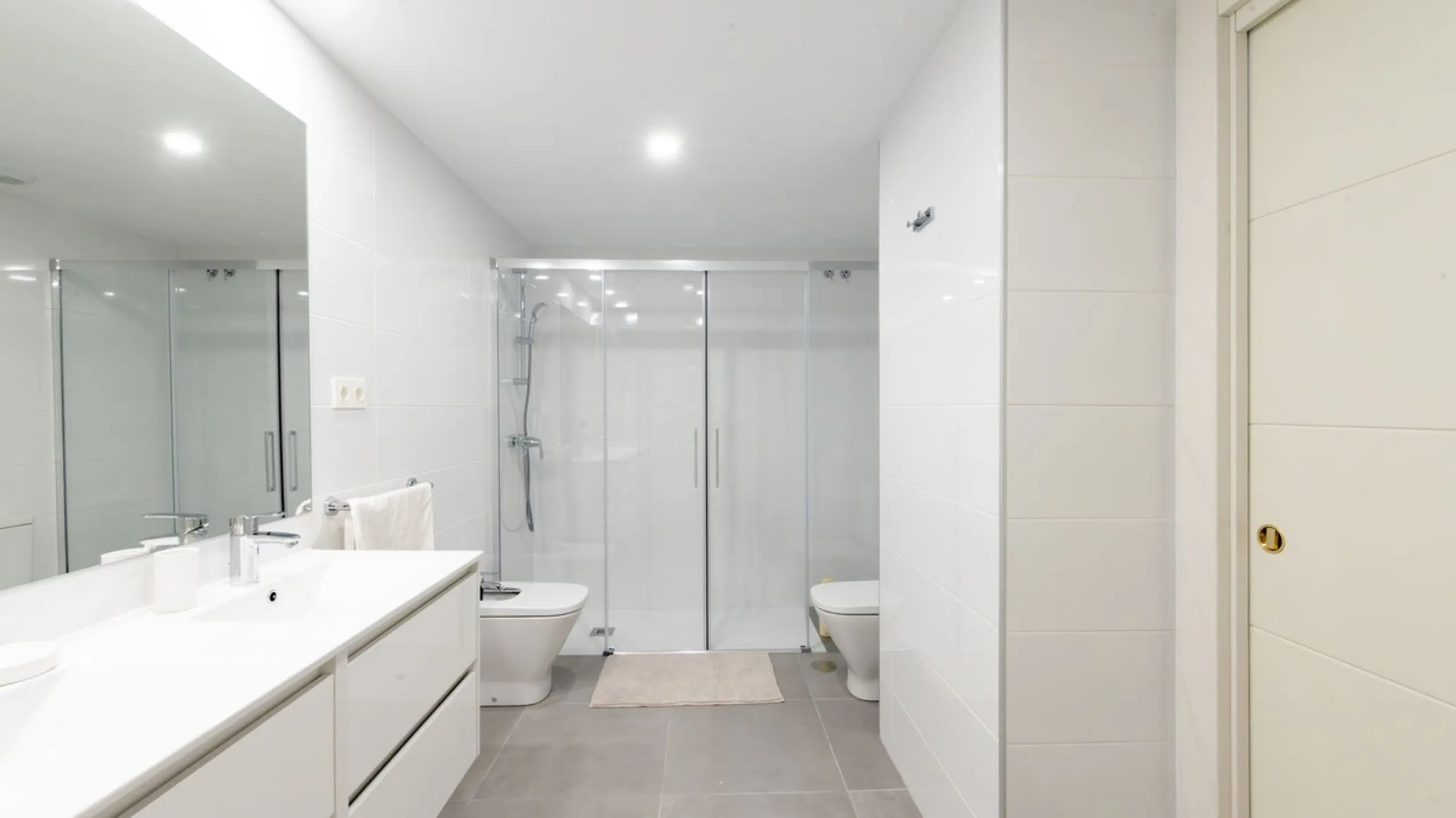 Opportunity to live in a very spacious PENTHOUSE with solarium of 77m2 where you can enjoy the sun all day.