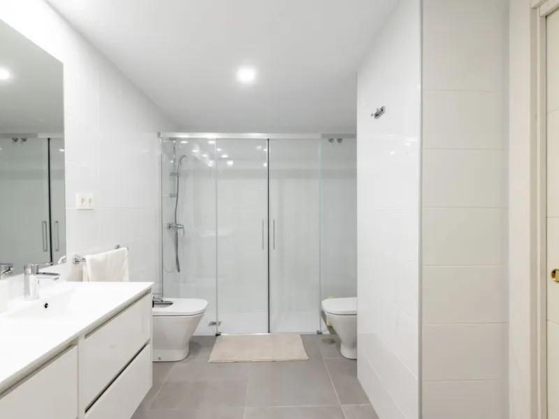 Opportunity to live in a very spacious PENTHOUSE with solarium of 77m2 where you can enjoy the sun all day.