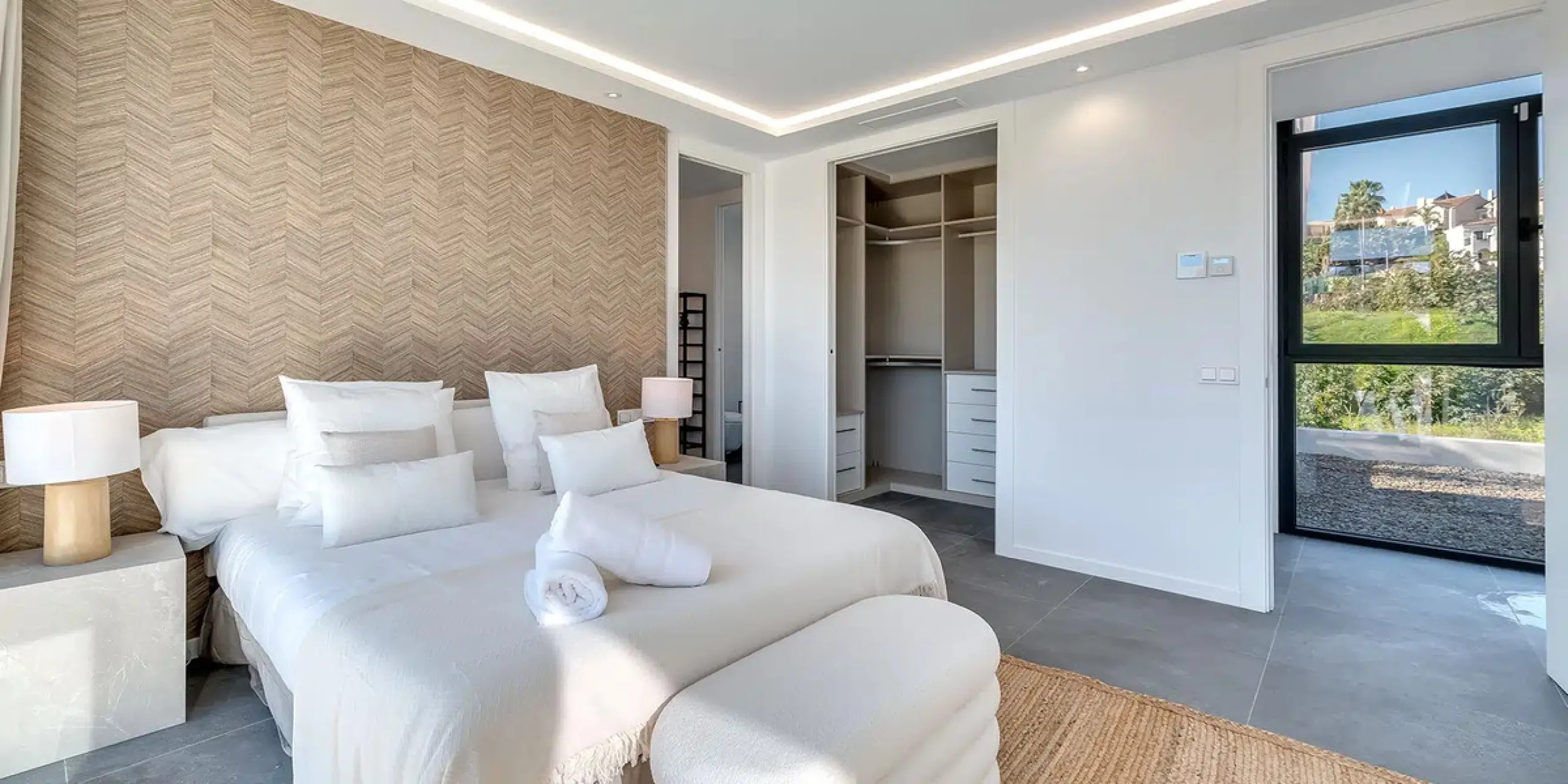 This is a brand new, Scandinavian-inspired home set front line to El Campanario Golf. Just minutes from Puerto Banús, the beach, and top golf courses, this modern villa offers five spacious bedrooms, four en suite bathrooms, and a guest toilet. The open p