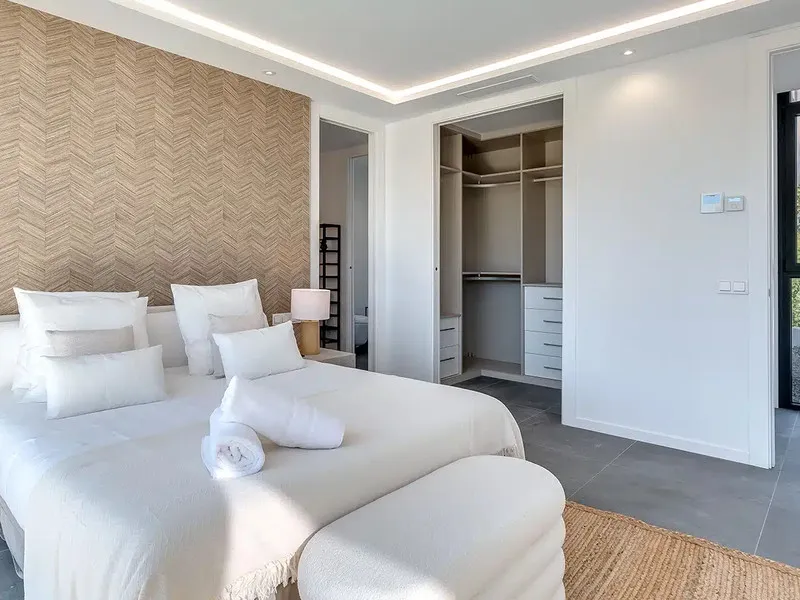 This is a brand new, Scandinavian-inspired home set front line to El Campanario Golf. Just minutes from Puerto Banús, the beach, and top golf courses, this modern villa offers five spacious bedrooms, four en suite bathrooms, and a guest toilet. The open p