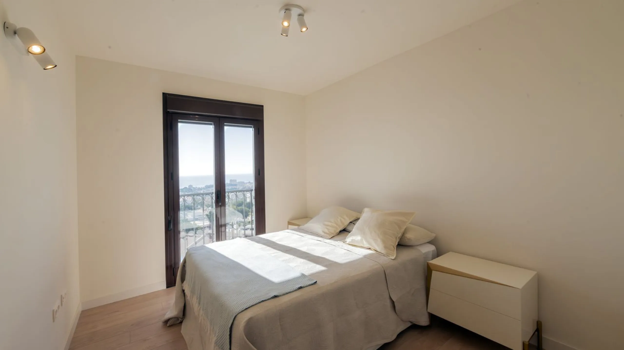 Opportunity to live in a very spacious PENTHOUSE with solarium of 77m2 where you can enjoy the sun all day.