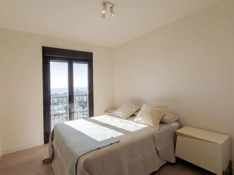 Opportunity to live in a very spacious PENTHOUSE with solarium of 77m2 where you can enjoy the sun all day.