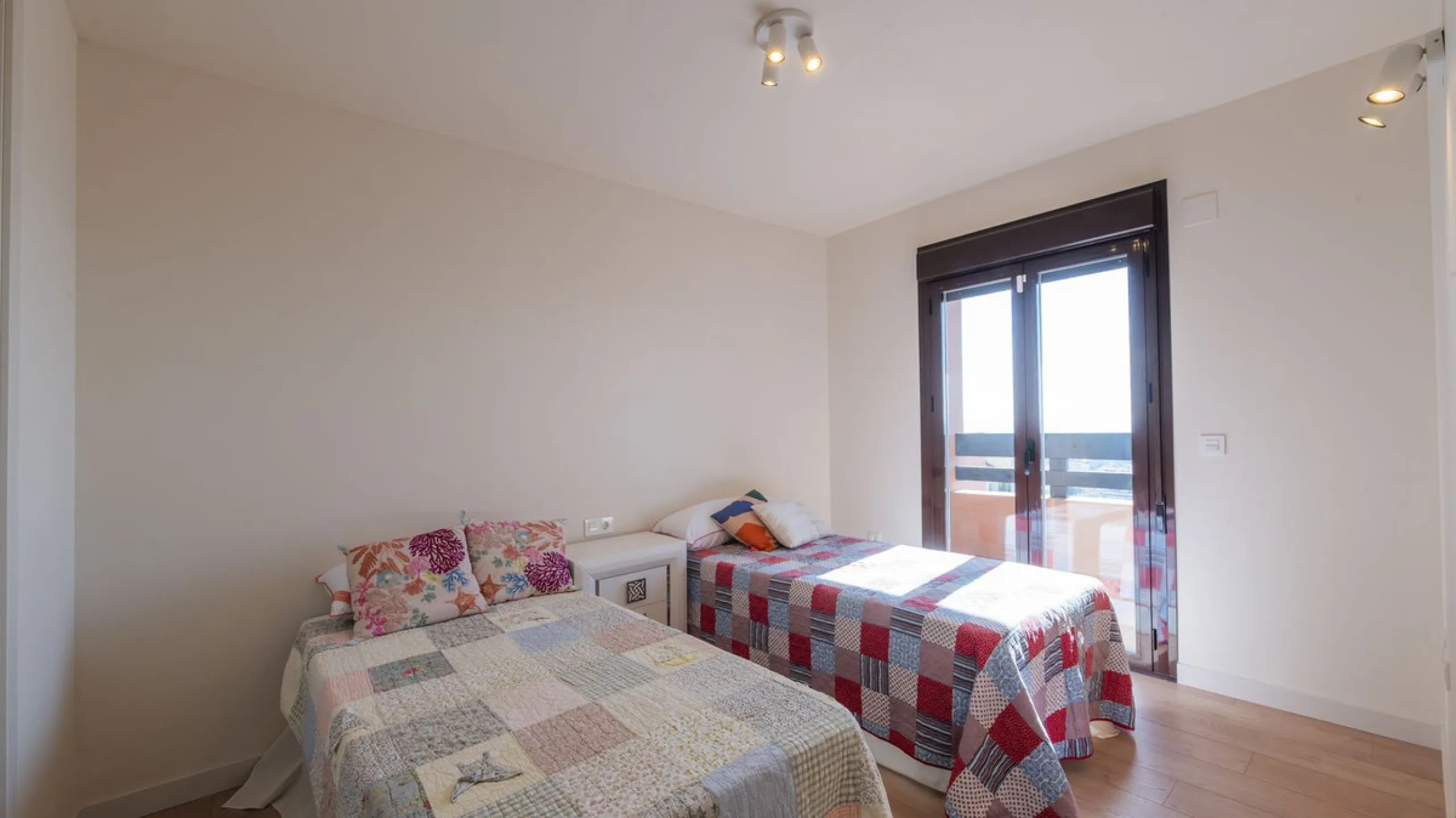 Opportunity to live in a very spacious PENTHOUSE with solarium of 77m2 where you can enjoy the sun all day.