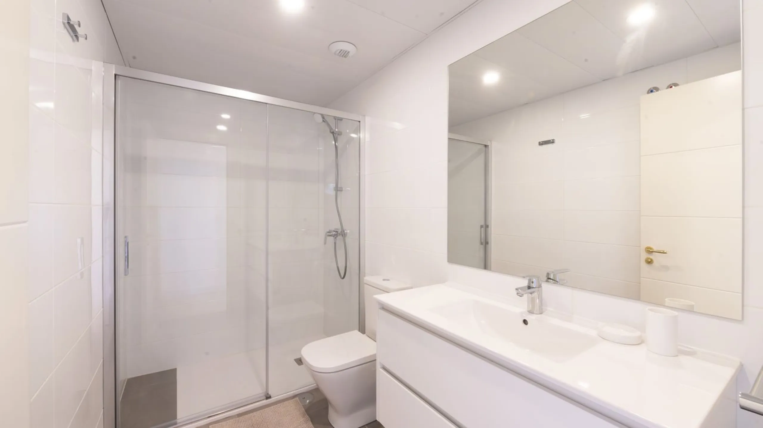Opportunity to live in a very spacious PENTHOUSE with solarium of 77m2 where you can enjoy the sun all day.