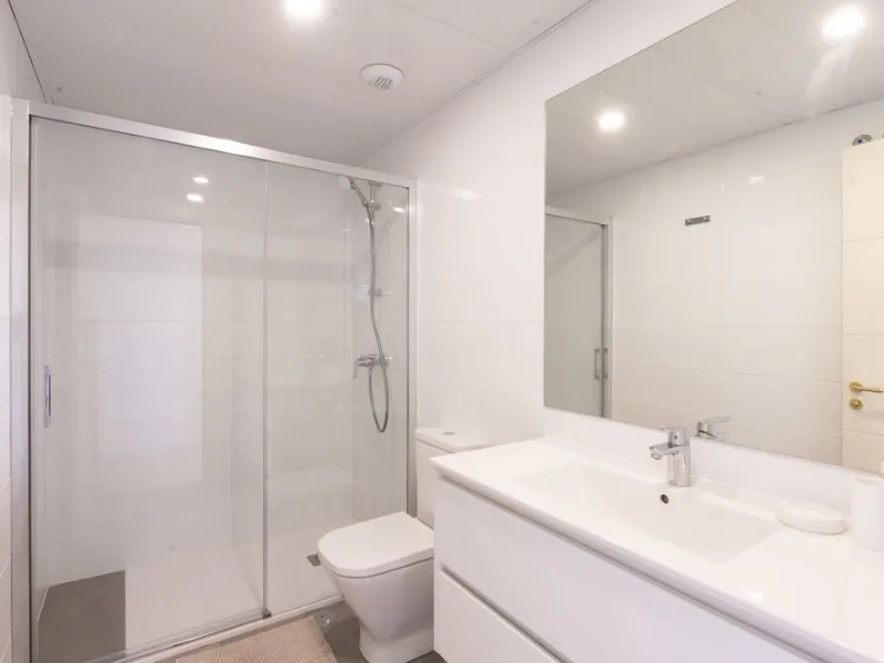 Opportunity to live in a very spacious PENTHOUSE with solarium of 77m2 where you can enjoy the sun all day.