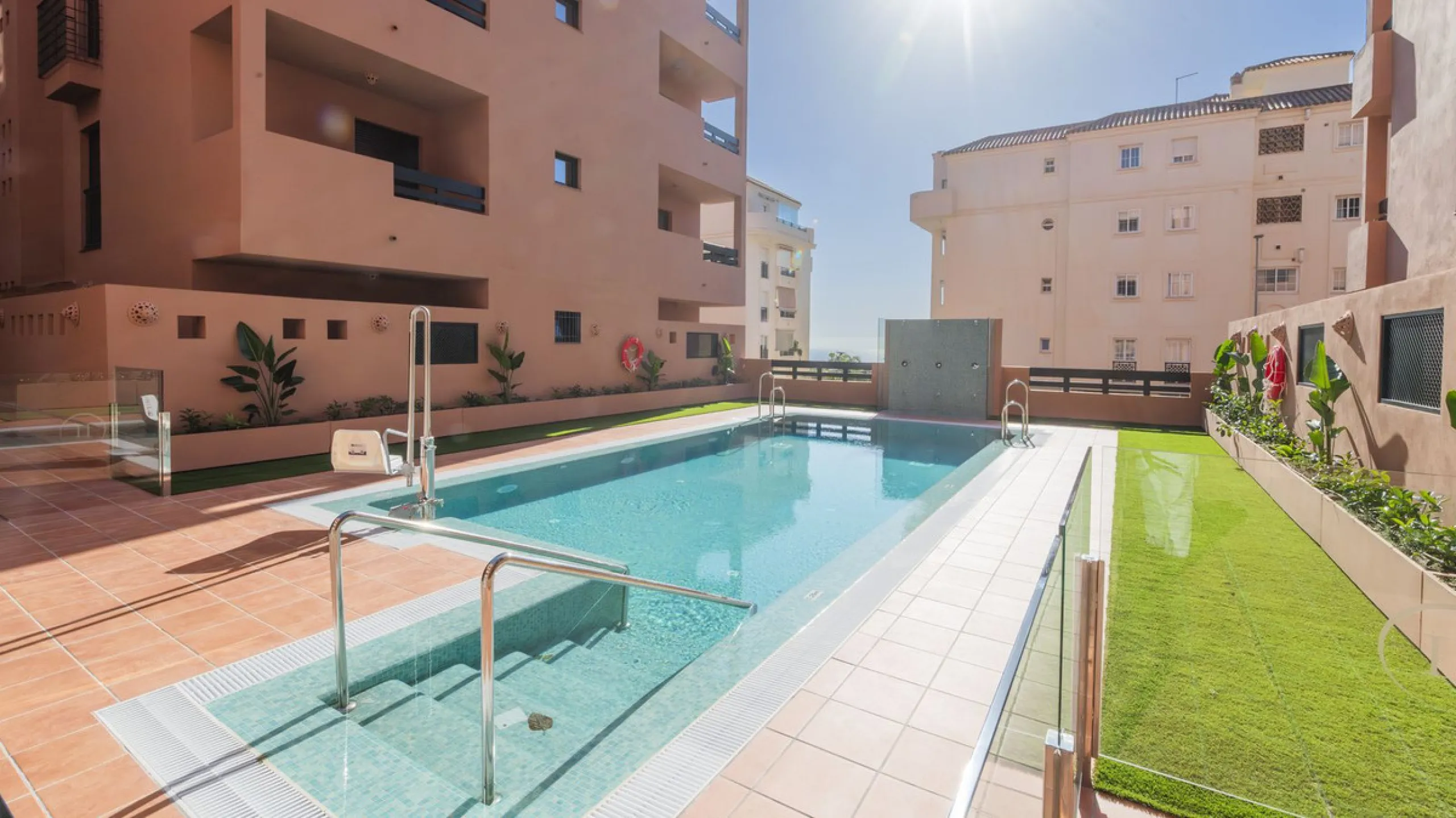 Opportunity to live in a very spacious PENTHOUSE with solarium of 77m2 where you can enjoy the sun all day.