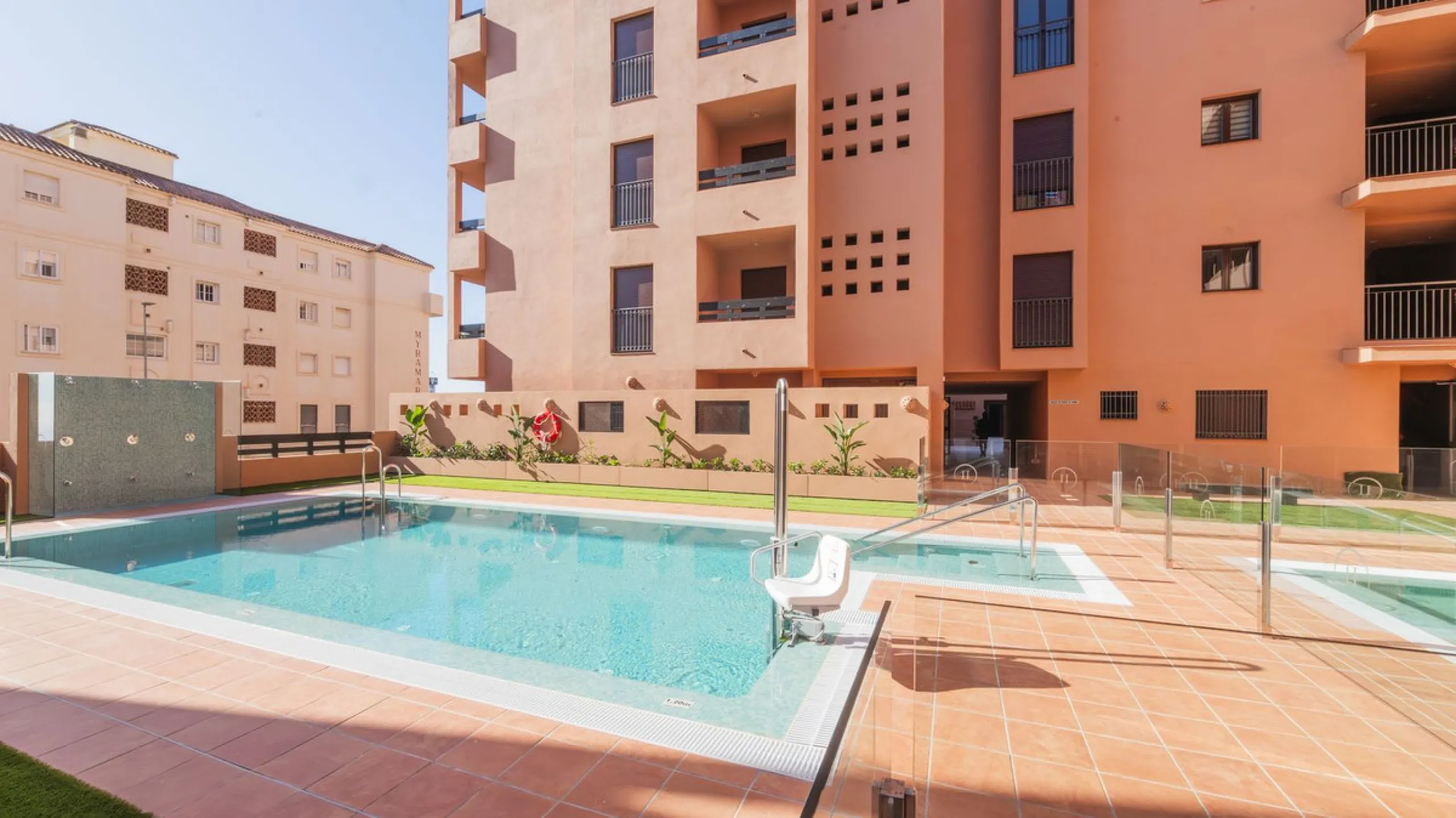 Opportunity to live in a very spacious PENTHOUSE with solarium of 77m2 where you can enjoy the sun all day.